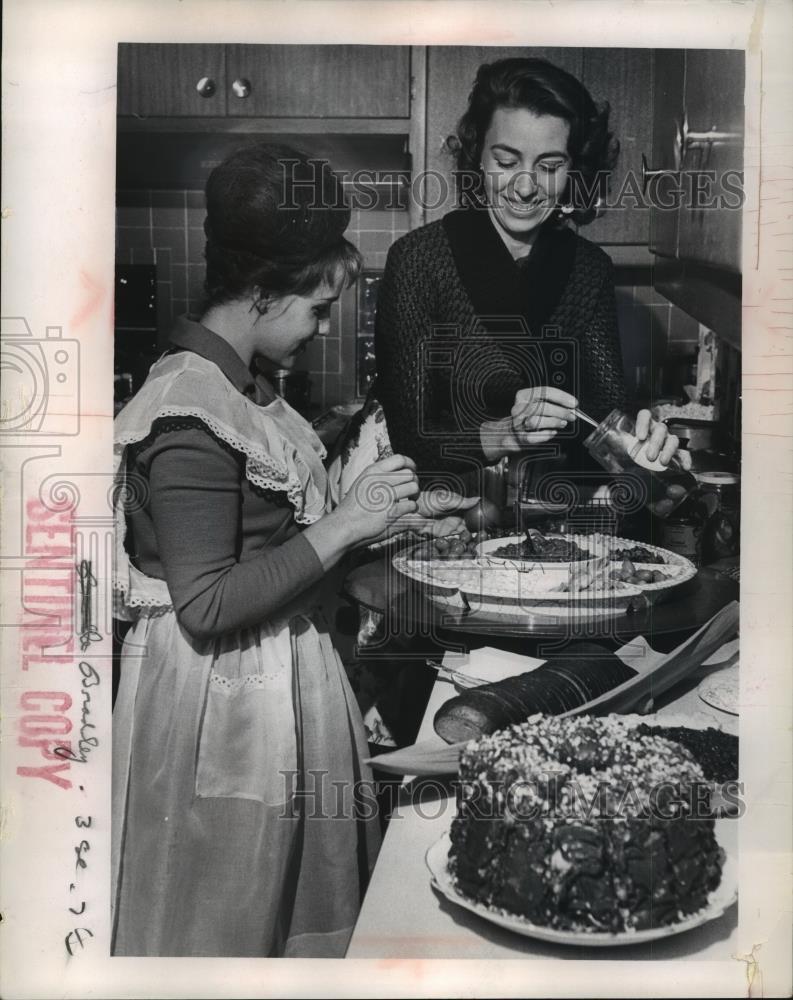 1963 Press Photo Moscow circus performers help prepare dinner in Wisconsin