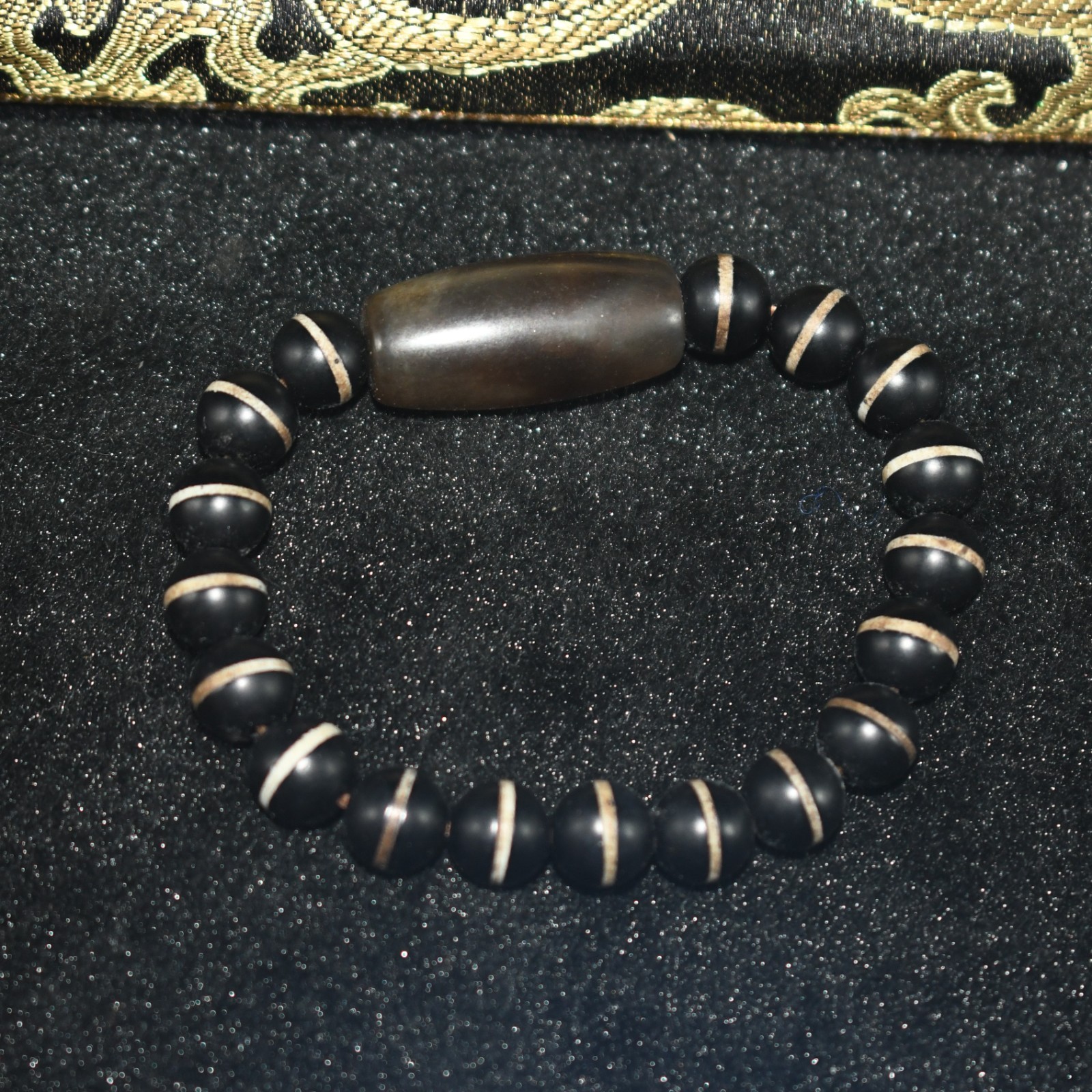 Antique Old Tibetan Himalayan Dzi Agate Stone Bead Bracelet in good Condition