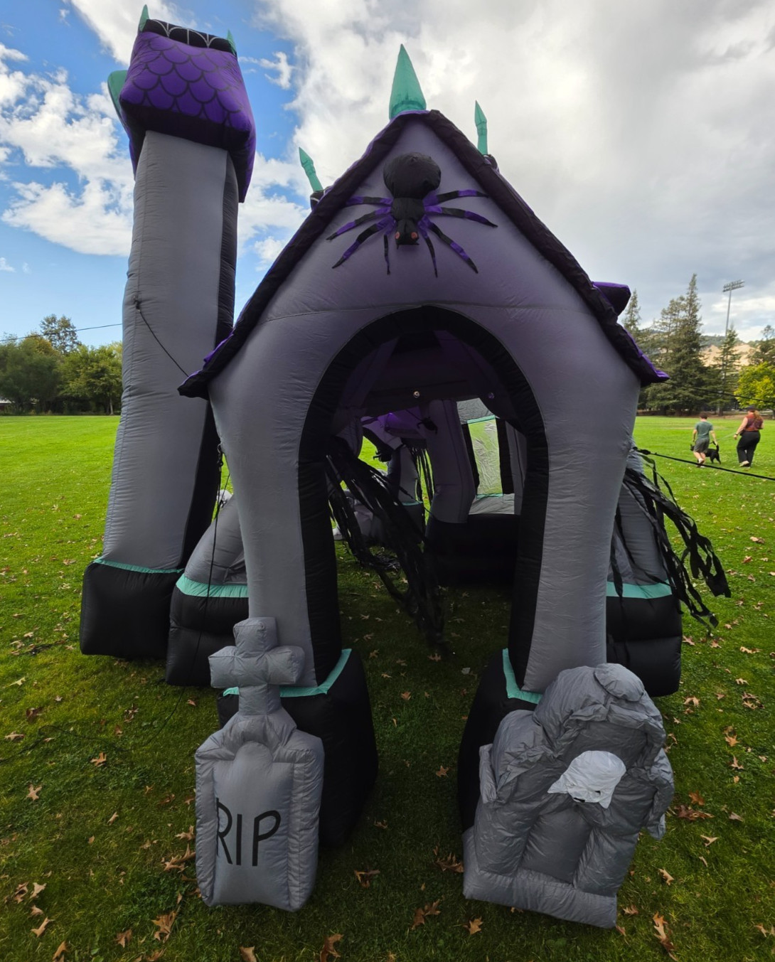 VIDEO Gemmy Airblown 12' Halloween Haunted House Inflatable Lights Sounds 2006