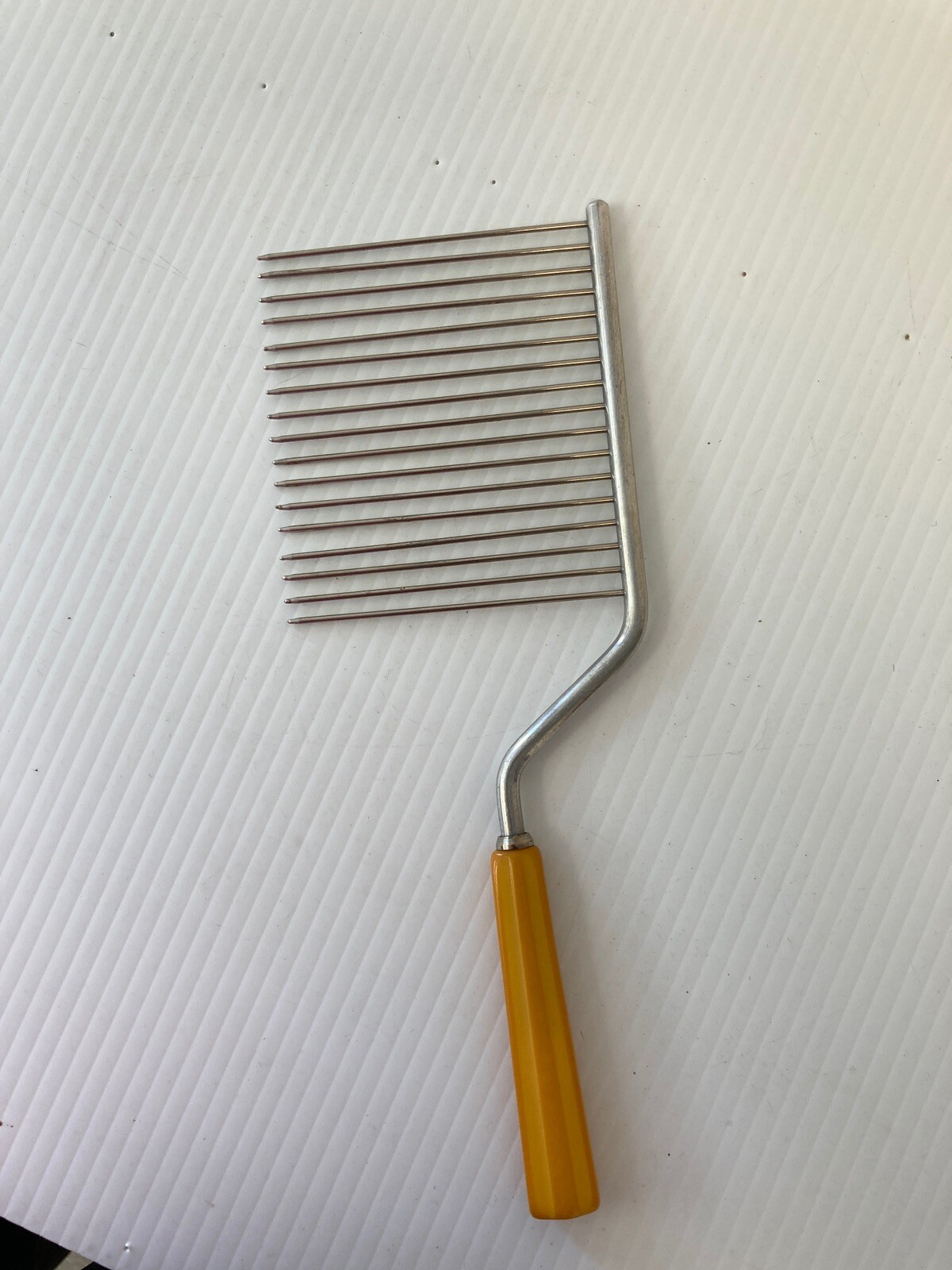 Vintage Mid Century Modern Butterscotch Bakelite Cake Breaker A4-76