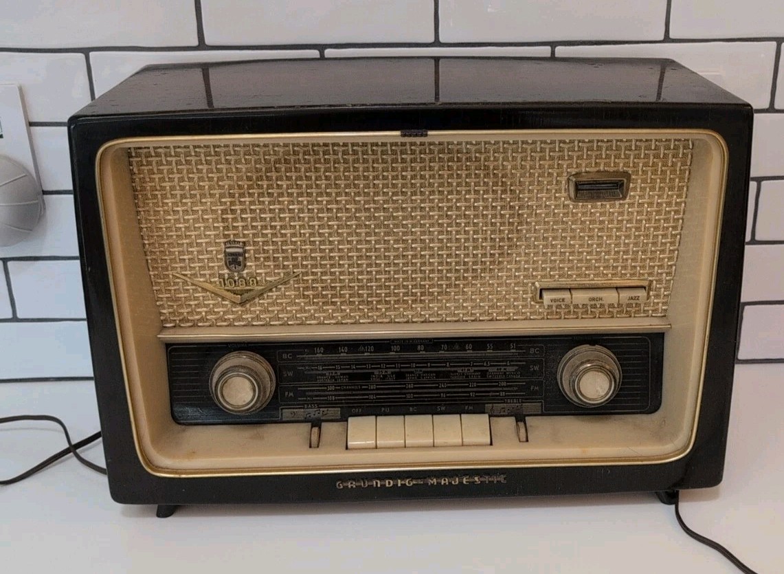 Vintage Grundig Majestic 1088 Radio Post WWII tube radio Bakelite Case