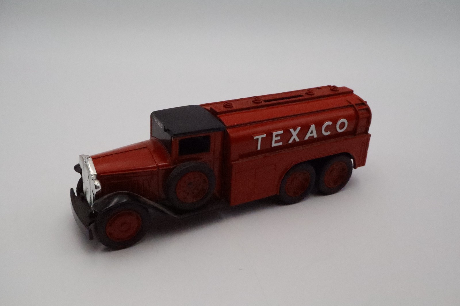 Vintage ERTL Texaco 1930 Diamond T 2 1/2 Ton Tanker Truck Coin Bank