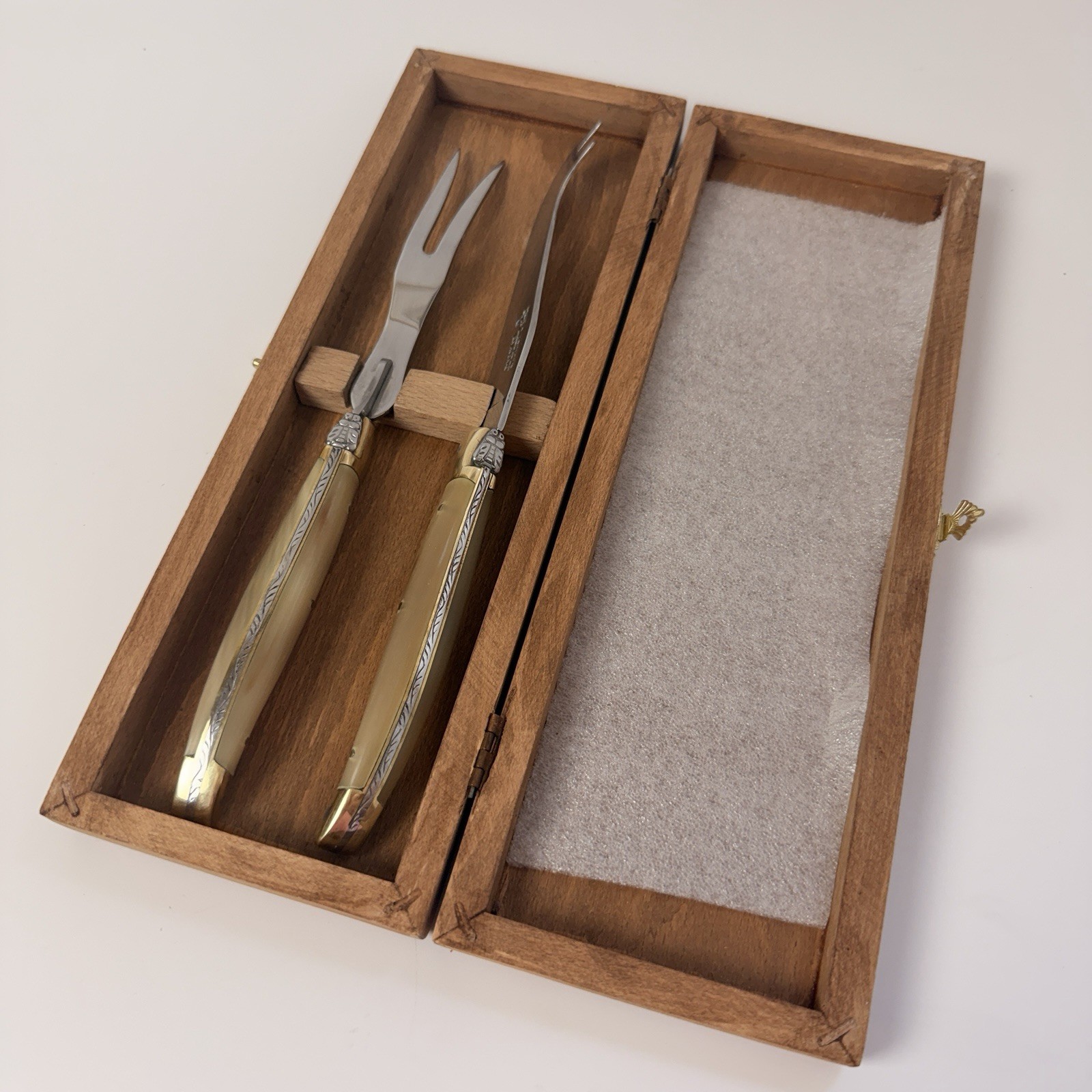 Laguiole en Aubrac Carving Set Sold Cow iHorn Handles Handcrafted Knife