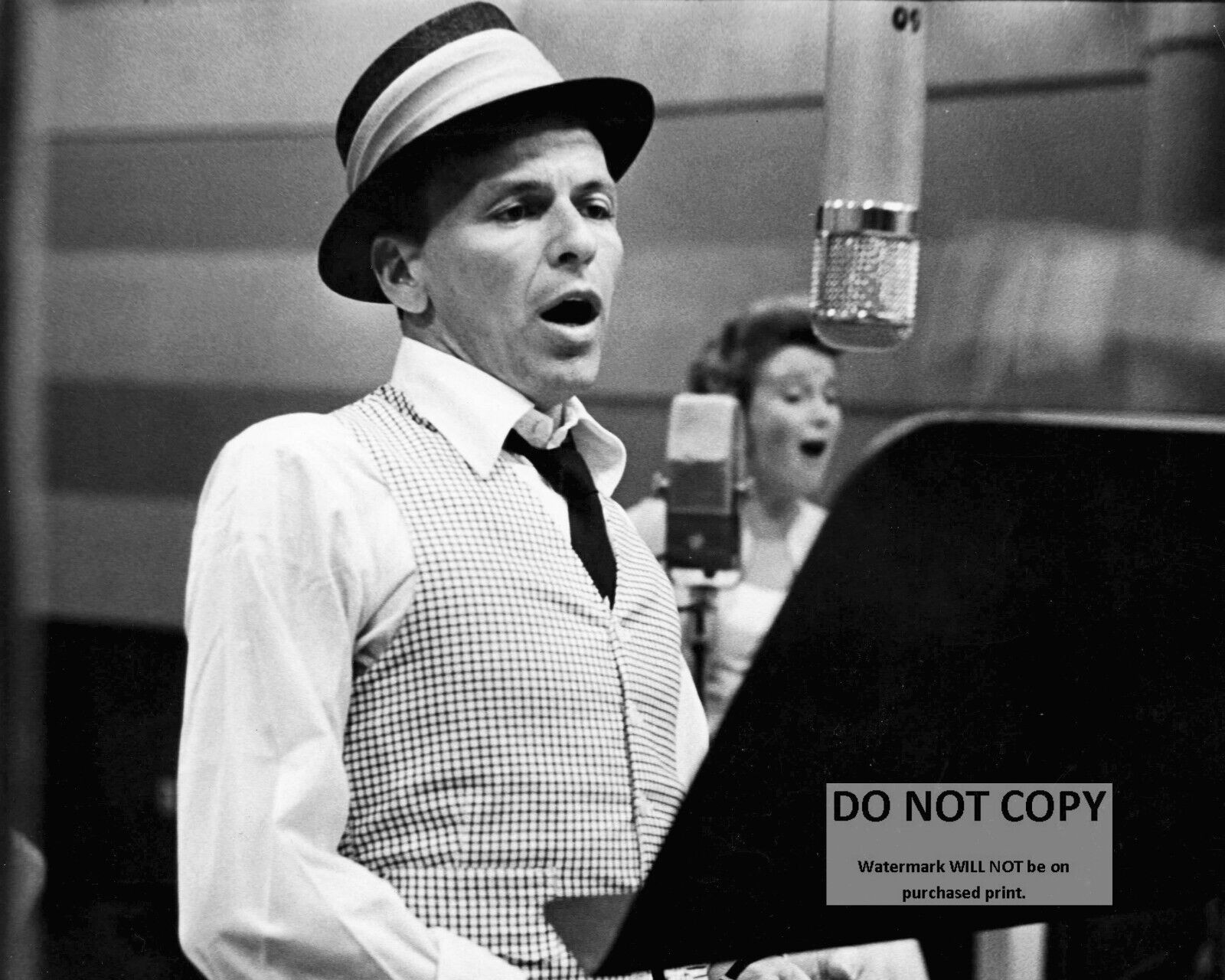 FRANK SINATRA RECORDING AT CAPITOL RECORDS 1954 - 8X10 PUBLICITY PHOTO (MW-849)