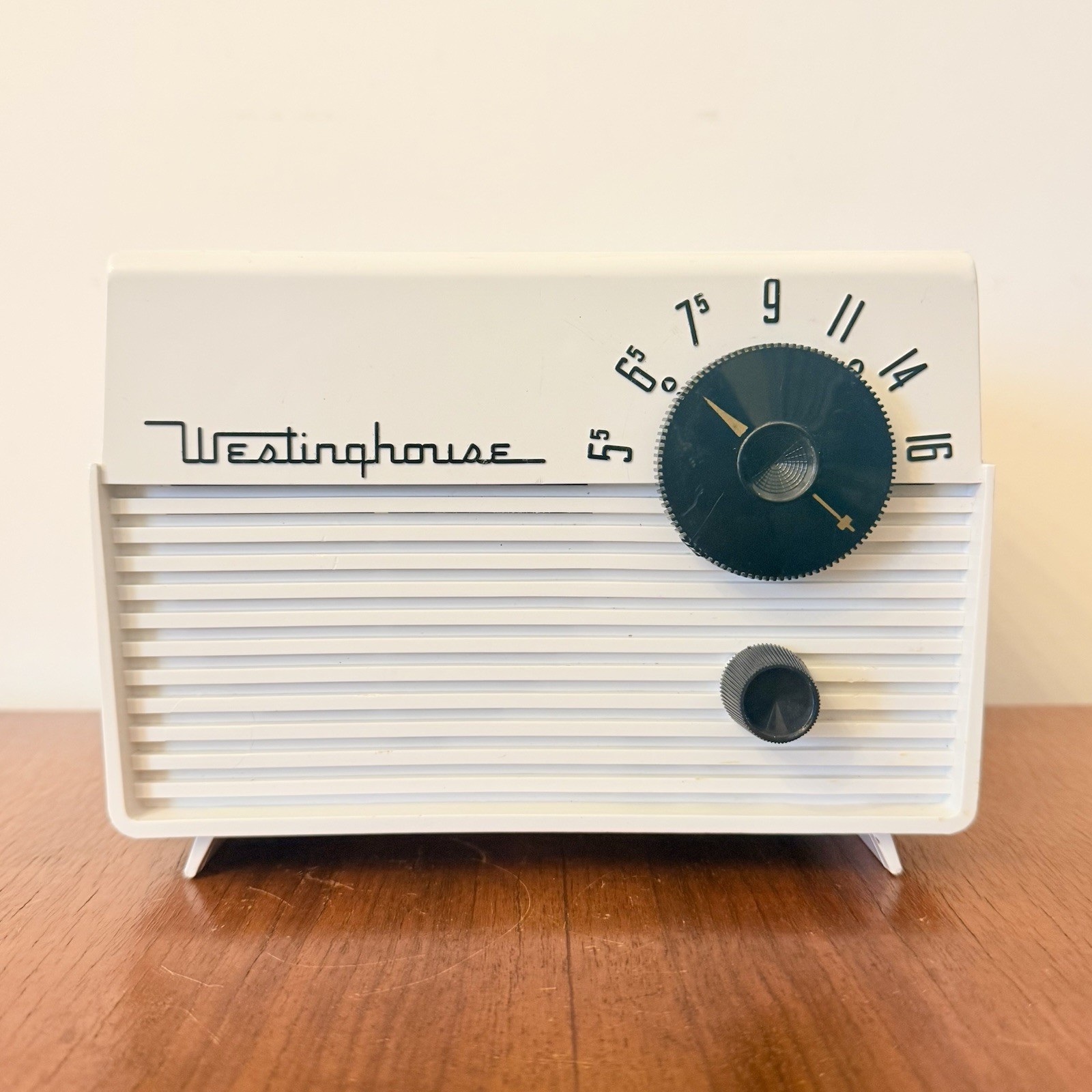 Westinghouse H648T4 1955 Vintage Ice White Valves Radio