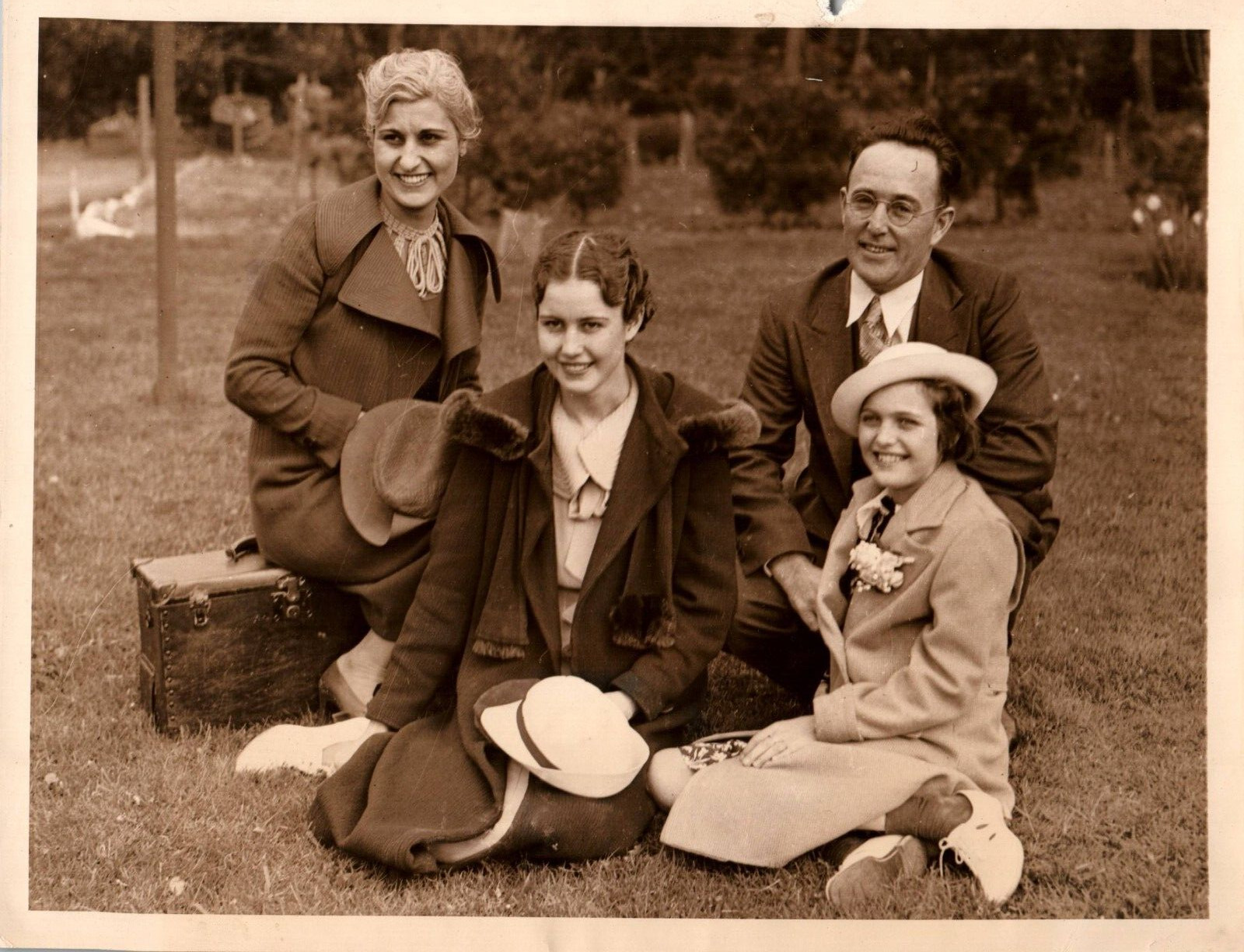 FALL RIVER MASS FAMILY PAUL MC HENRY + ALYCE JANE PORTRAIT 1935 PRESS PHOTO 873