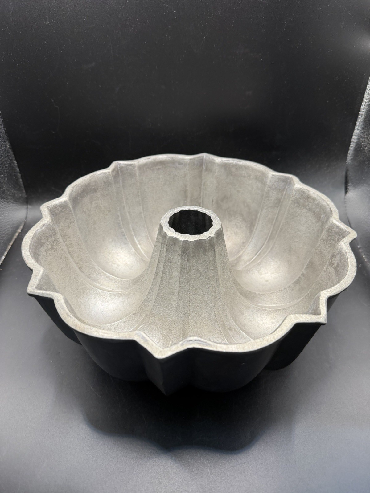 Vintage Cast Aluminum Bundt Cake Pan Heavyweight Fluted Tube 10\