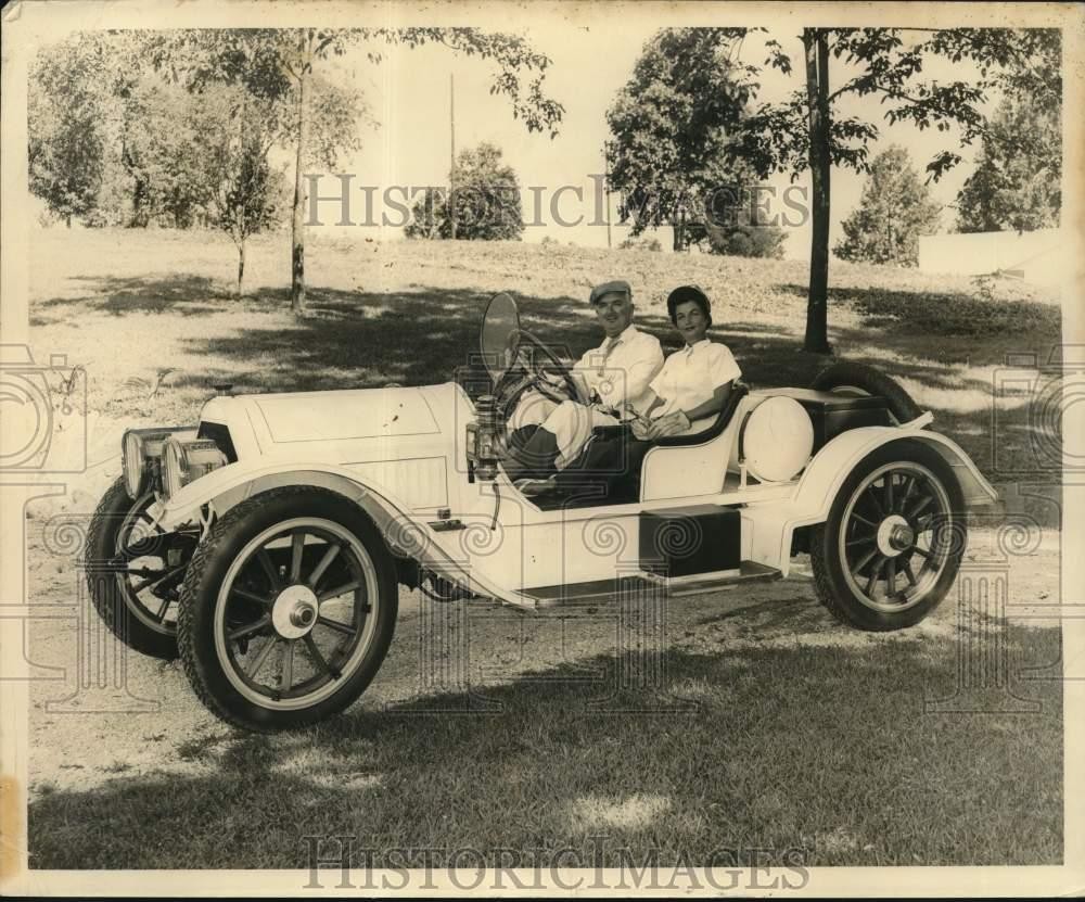 1964 Press Photo Mr. and Mrs. Frank Watts in their 1913 Cadillac - lrx69554