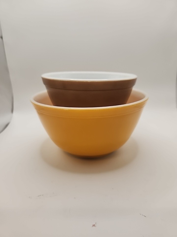 Vintage Pyrex Town & Country Mixing Bowls 401 & 402