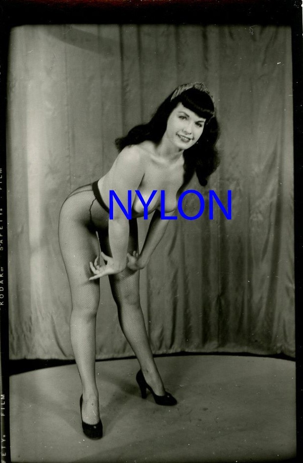 RARE BETTIE PAGE VINTAGE 1950\'s 3 1/2 x 2 1/4 PHOTOGRAPH RARE BETTIE PAGE VINTAGE 1950\'s 3 1/2 x 2 1/4 PHOTOGRAPH