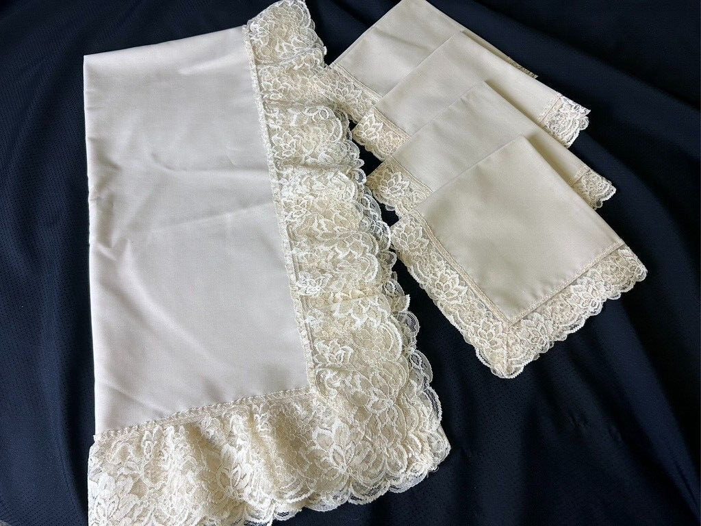 Vtg Ivory Luncheon Tablecloth w 4 Napkins Set ~48\