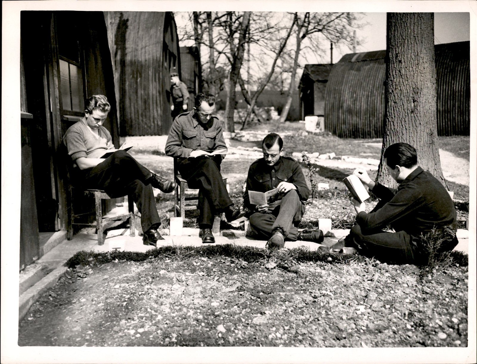 LD401 1946 Orig Photo RE-EDUCATING GERMAN POW\'S @ POW UNIVERSITY IN WILTON PARK LD401 1946 Orig Photo RE-EDUCATING GERMAN POW\'S @ POW UNIVERSITY IN WILTON PARK
