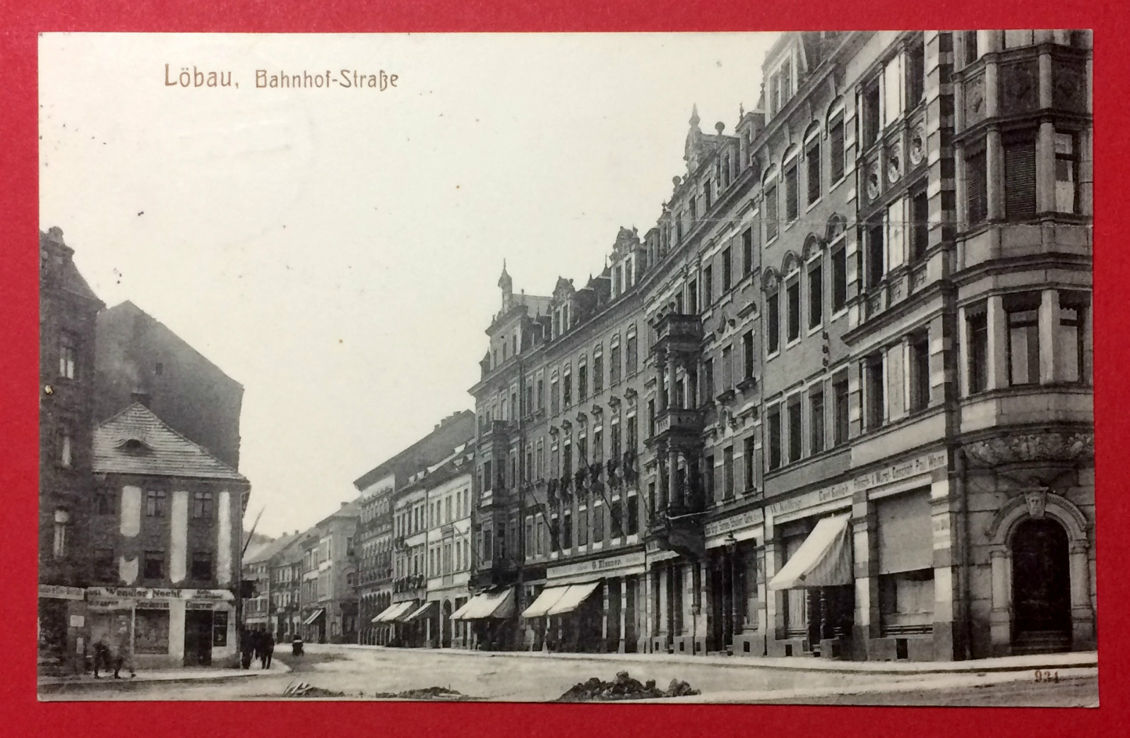 Postcard Löbau in Sat. 1915 view in Bahnhofstrasse with shops (13397