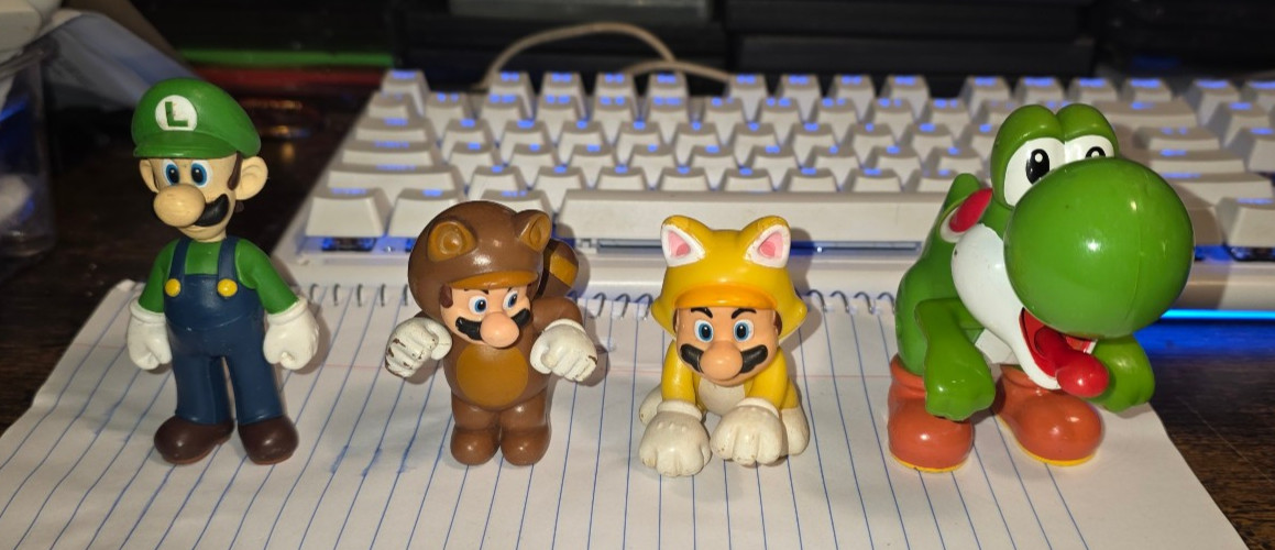 Super Mario Lot 4,*RARE* Banpresto 2010 Luigi, Maio Cay and Racoon, Yoshi works