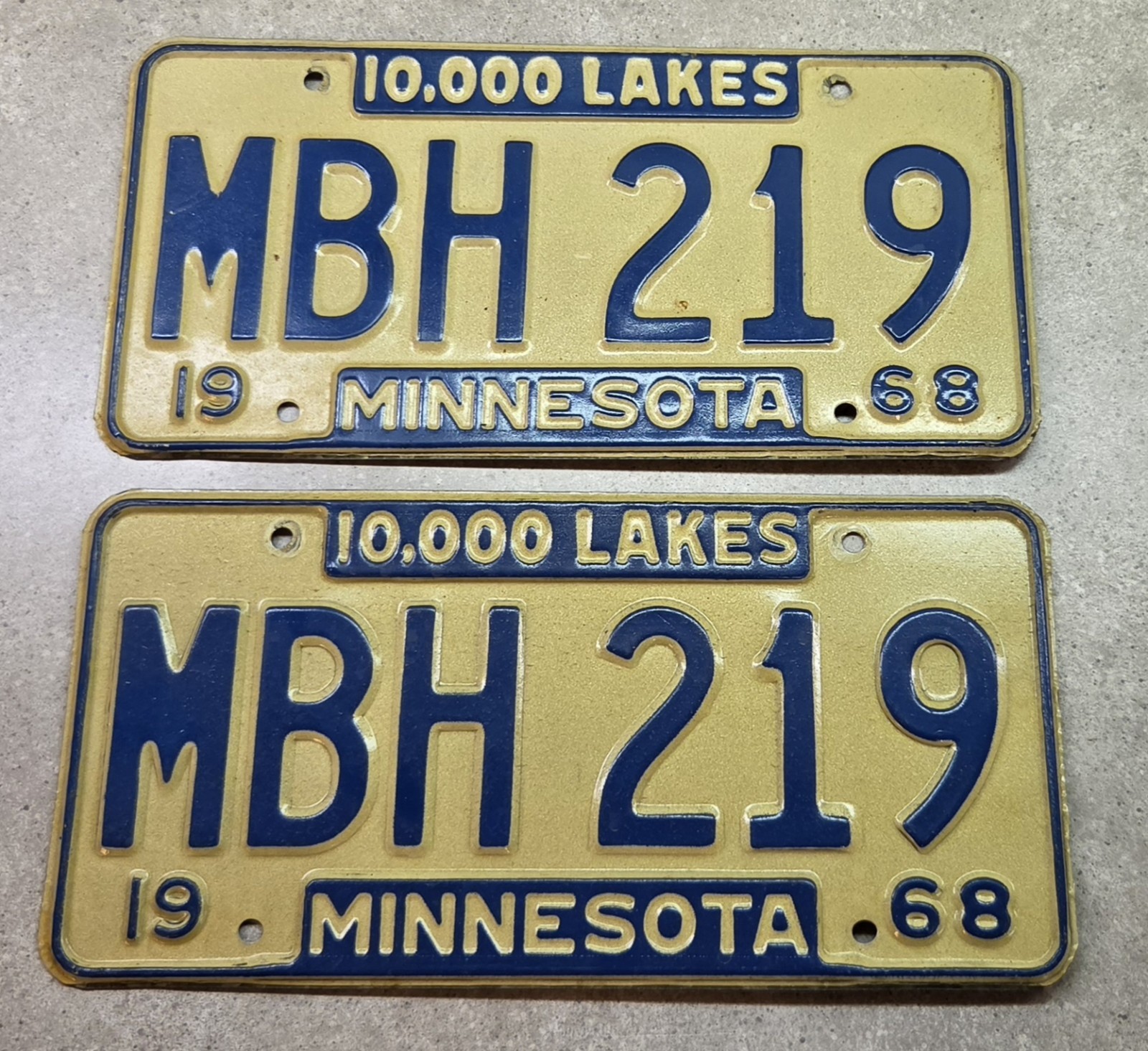 Vintage 1968 MINNESOTA LAND OF 10,000 LAKES Metal LICENSE PLATES Pair 