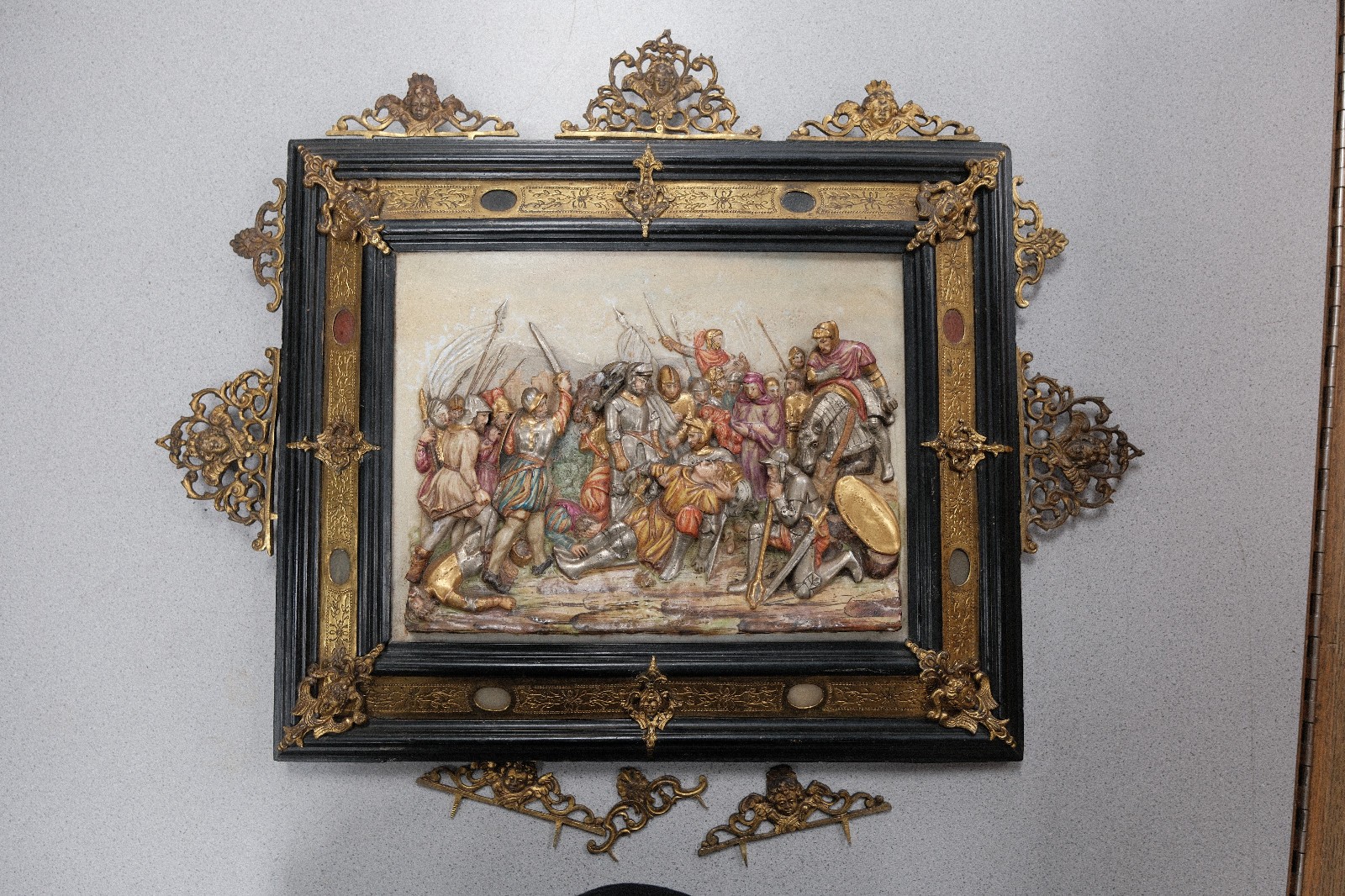 VINTAGE CAPODIMONTE CROWN N PORCELAIN BATTLE SCENE RELIEF PLAQUE ORNATE FRAMED
