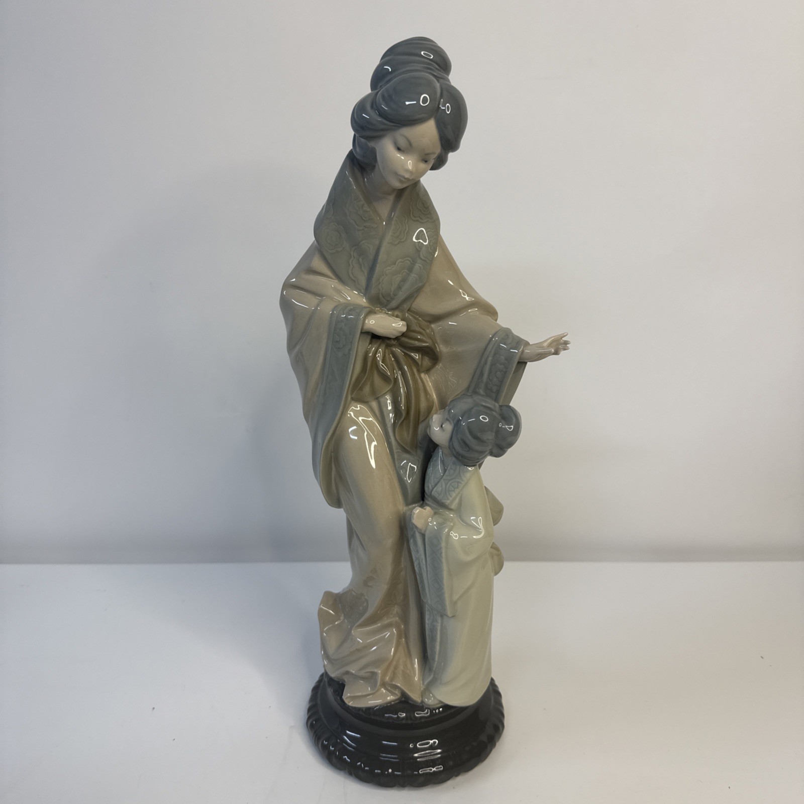 Vintage Retired NAO by LLADRO 0279 Japanese Mother and Daughter Figurine 15.25 Vintage Retired NAO by LLADRO 0279 Japanese Mother and Daughter Figurine 15.25