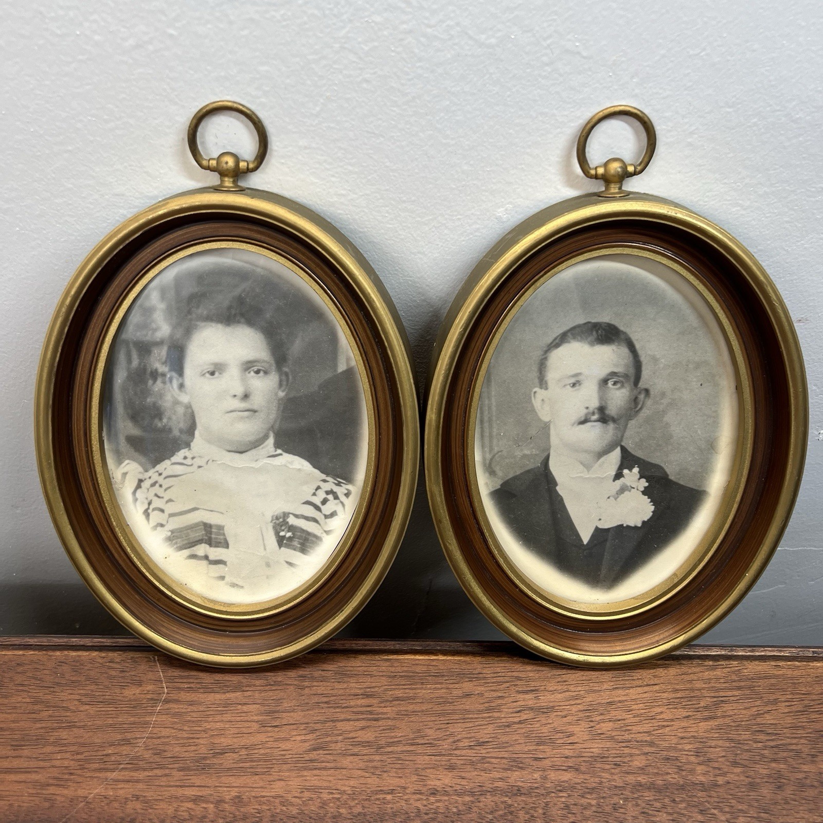 Set 2 VTG Picture Frame Ornate Oval Brown Walnut Wood Victorian Couple Portraits