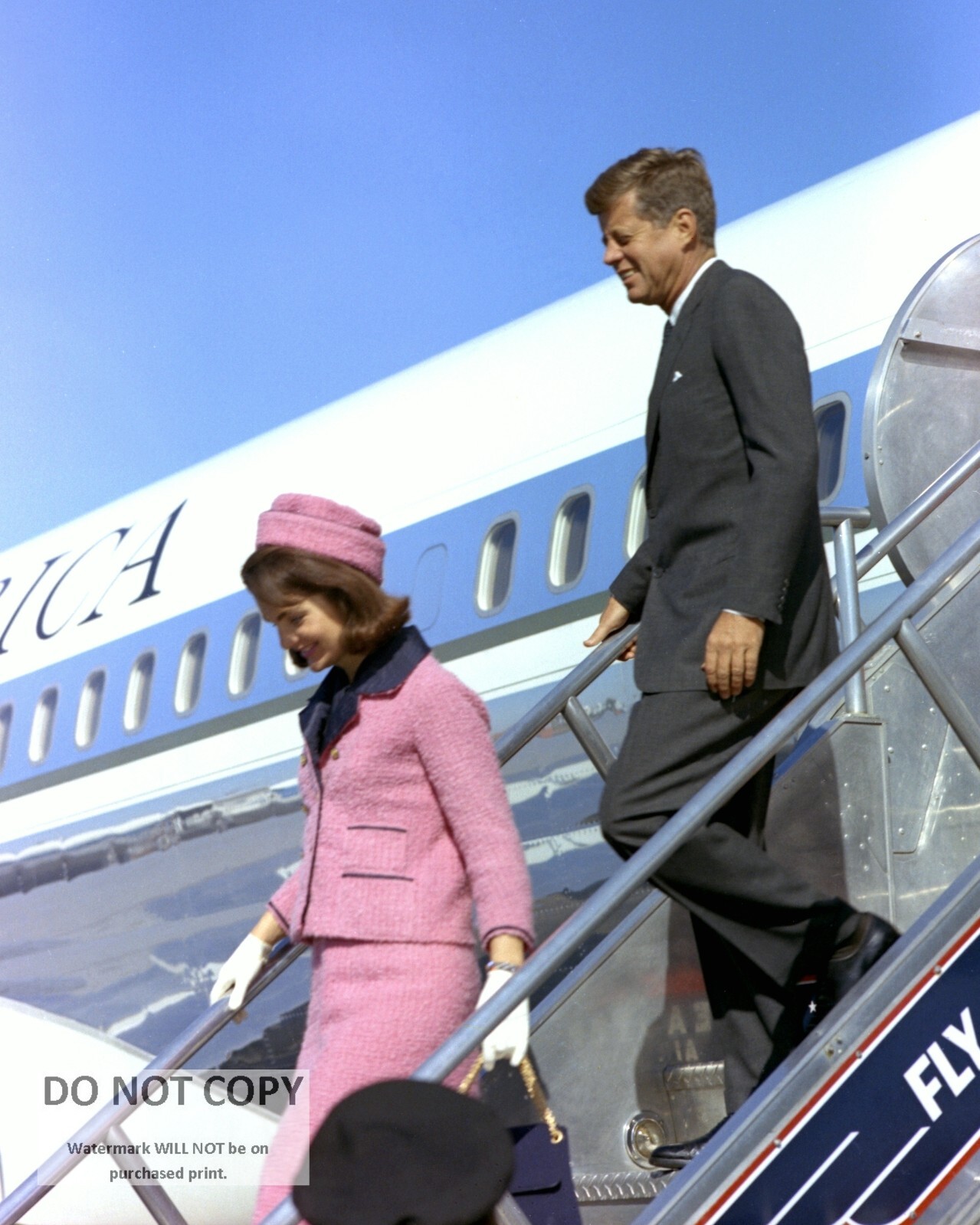 PRESIDENT JOHN F. KENNEDY & JACKIE ARRIVE IN DALLAS 112263 - 8X10 PHOTO (BB-851)