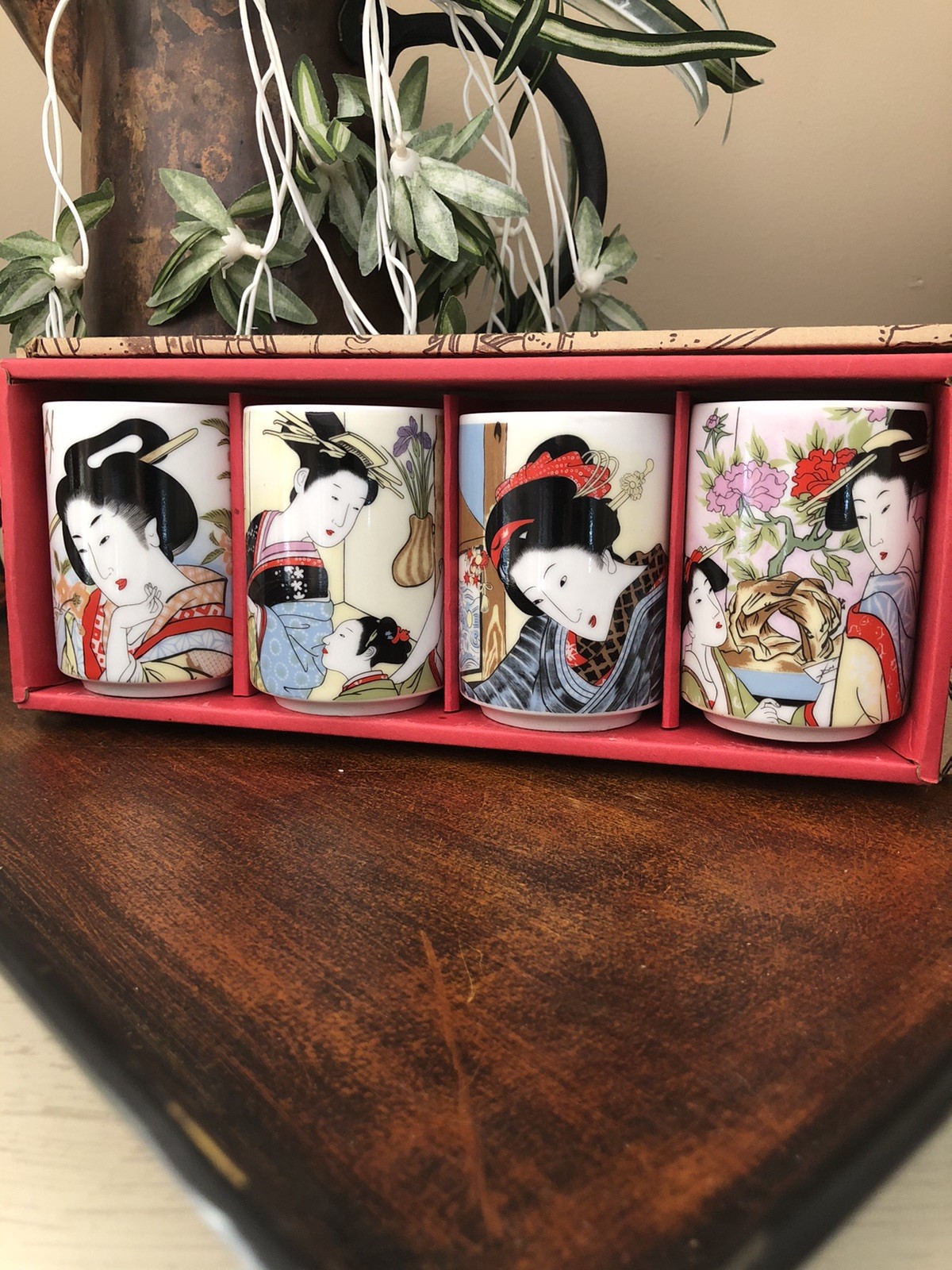 VINTAGE White Ceramic/PORCELAIN Geisha Girls TEA / Sake CUPS *Set of 4* NIB