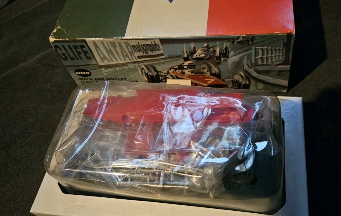 Cox 124 Ferrari F1 Slot Car w Extra Body Chassis and Model Kit Box 1960s G1N