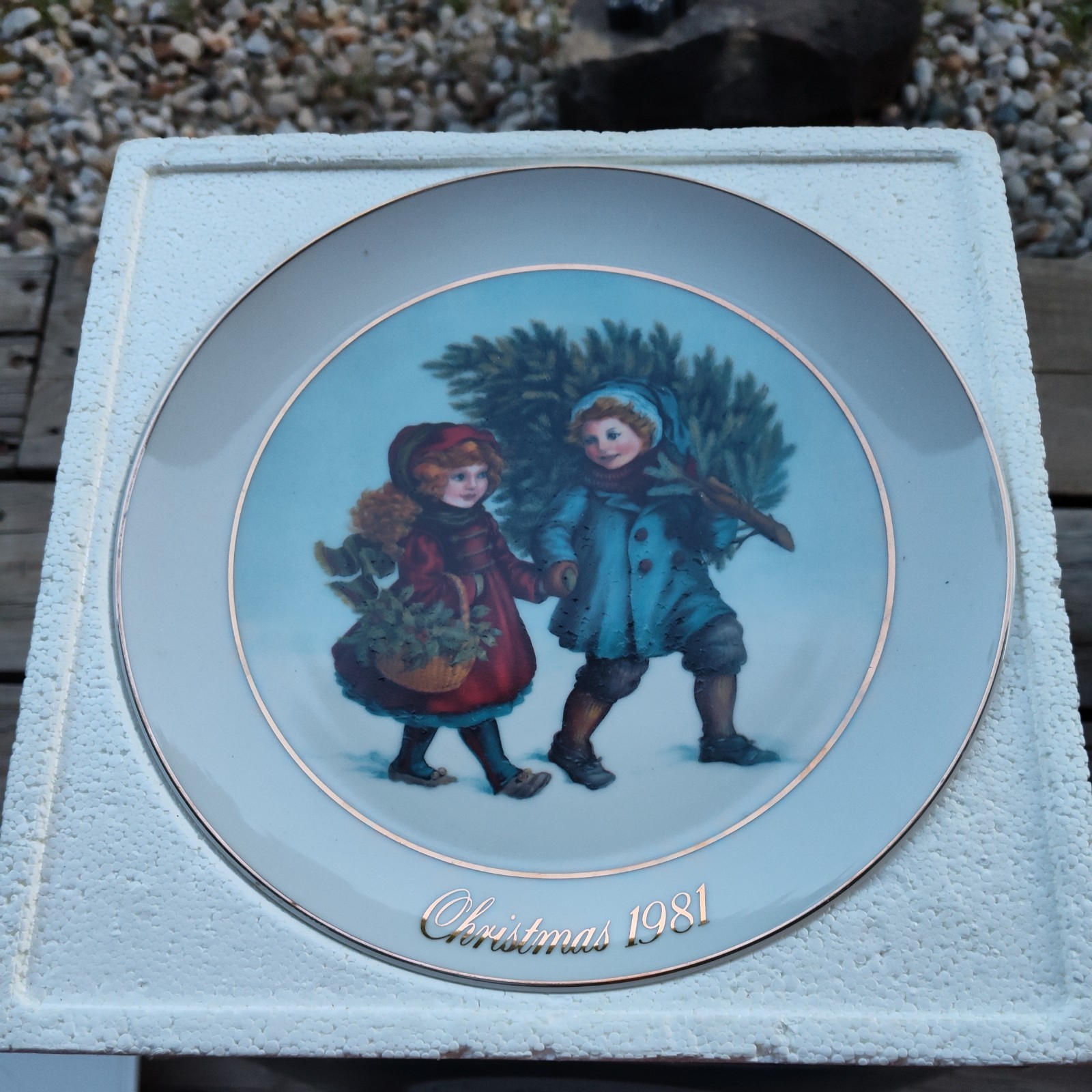 Avon Christmas Memories Plate \