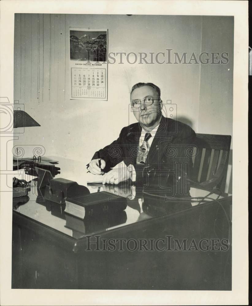 1950 Press Photo King\'s Garden founder Mike Martin works in his office