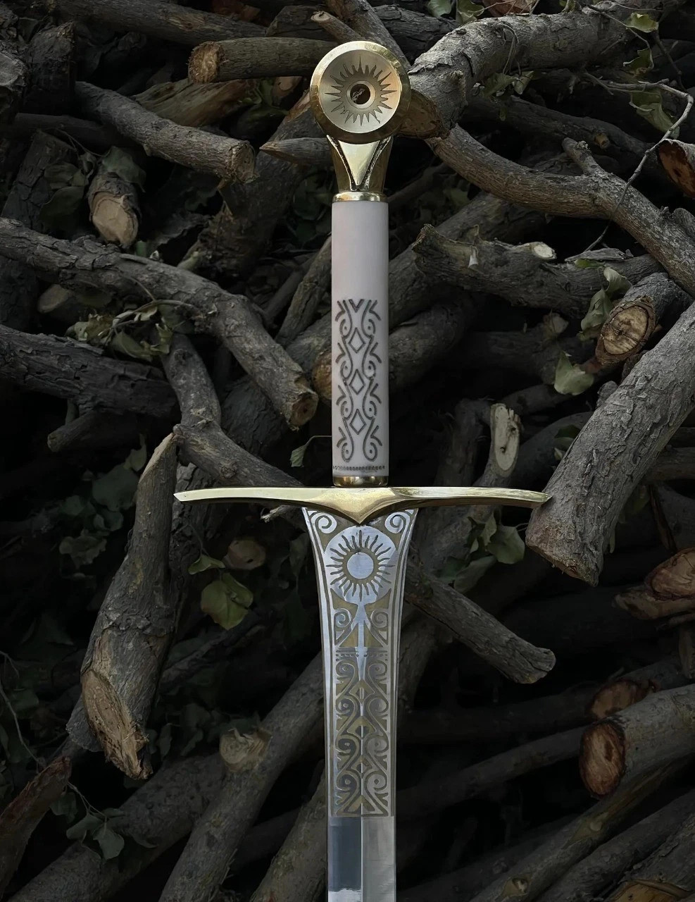 Handmade Damascus Steel Sword: Authentic Medieval Replica, Gift for Collectors.. Handmade Damascus Steel Sword: Authentic Medieval Replica, Gift for Collectors..