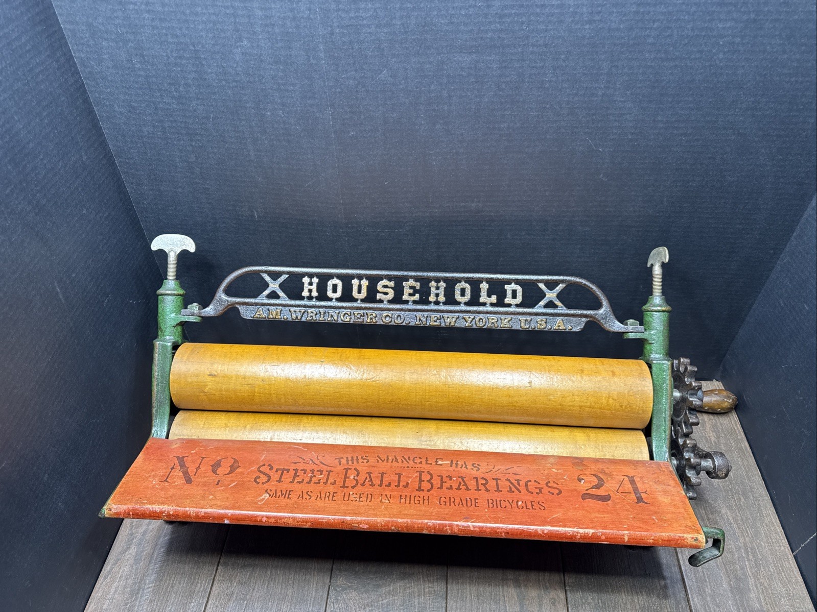 AMERICAN WRINGER CO. NO. 24 CAST-IRON AND WOOD HOUSEHOLD WRINGER / CLOTHES