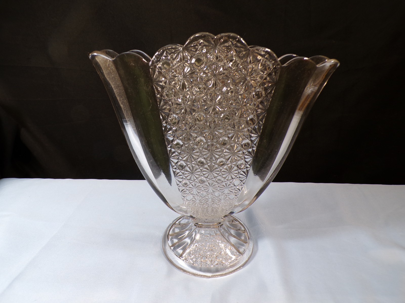 Vintage Fenton Clear Glass Daisy & Button Fan Vase 9 3/8\