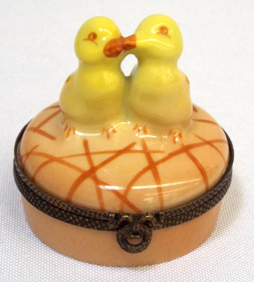 Limoges Castel Peint Main Trinket Box Baby Kissing Chicks Yellow Birds Porcelain Limoges Castel Peint Main Trinket Box Baby Kissing Chicks Yellow Birds Porcelain