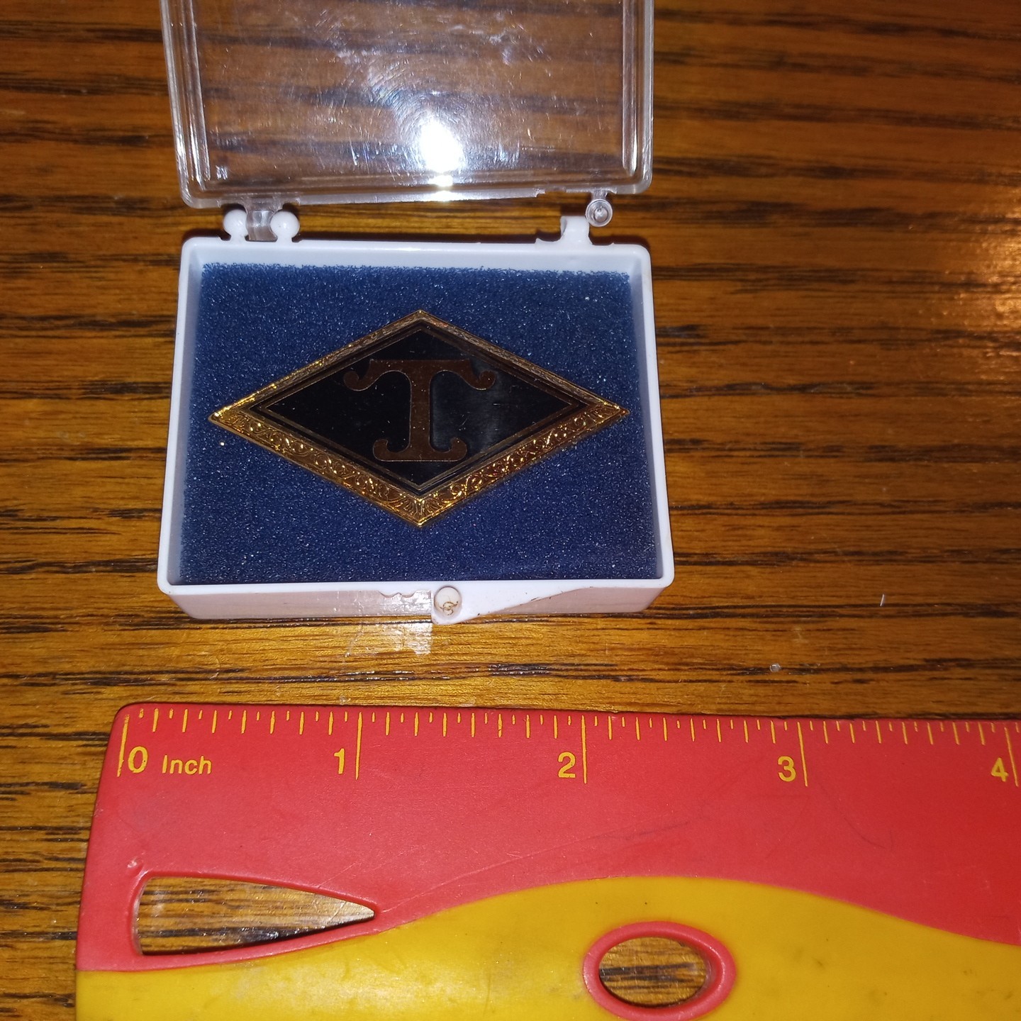 VINTAGE \ DIAMOND T    TRUCK - TIE TACK  NEW IN BOX  NOS