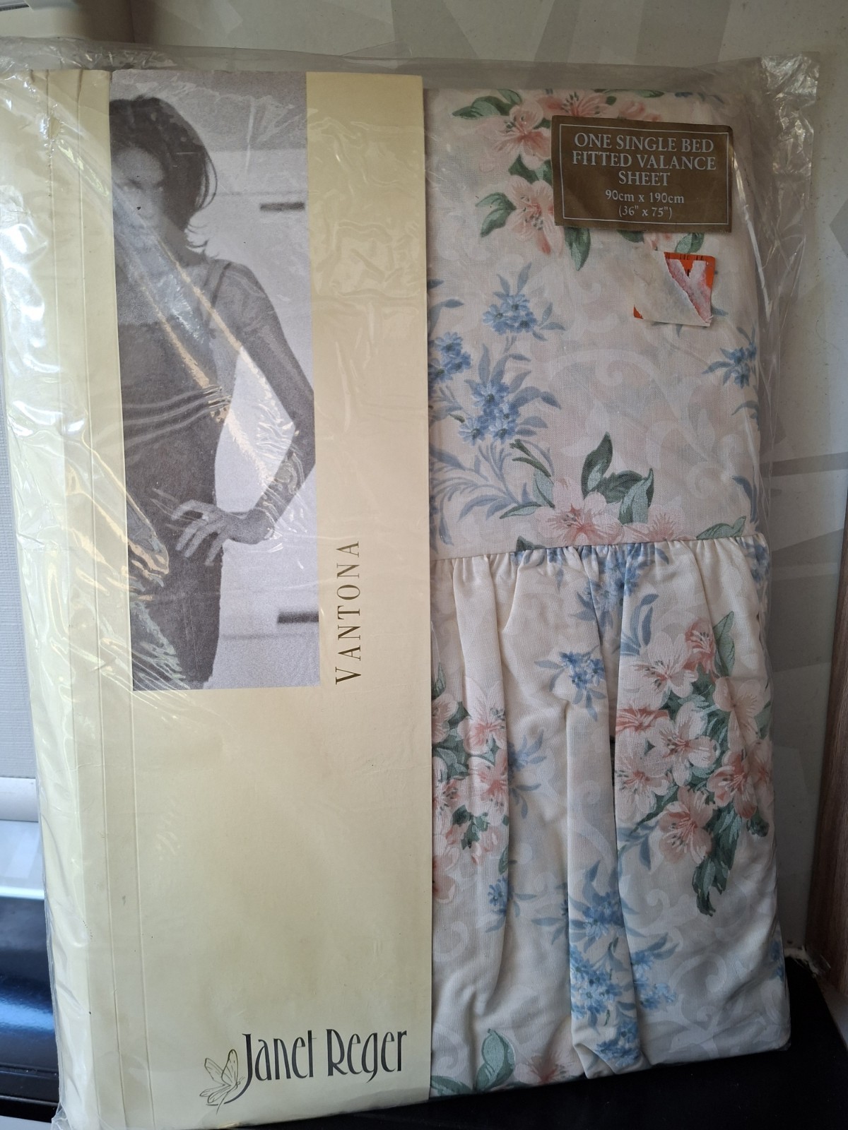 VINTAGE JANET REGER VANTONA CREAM FLORAL SINGLE  FITTED VALANCE  SHEET NEW