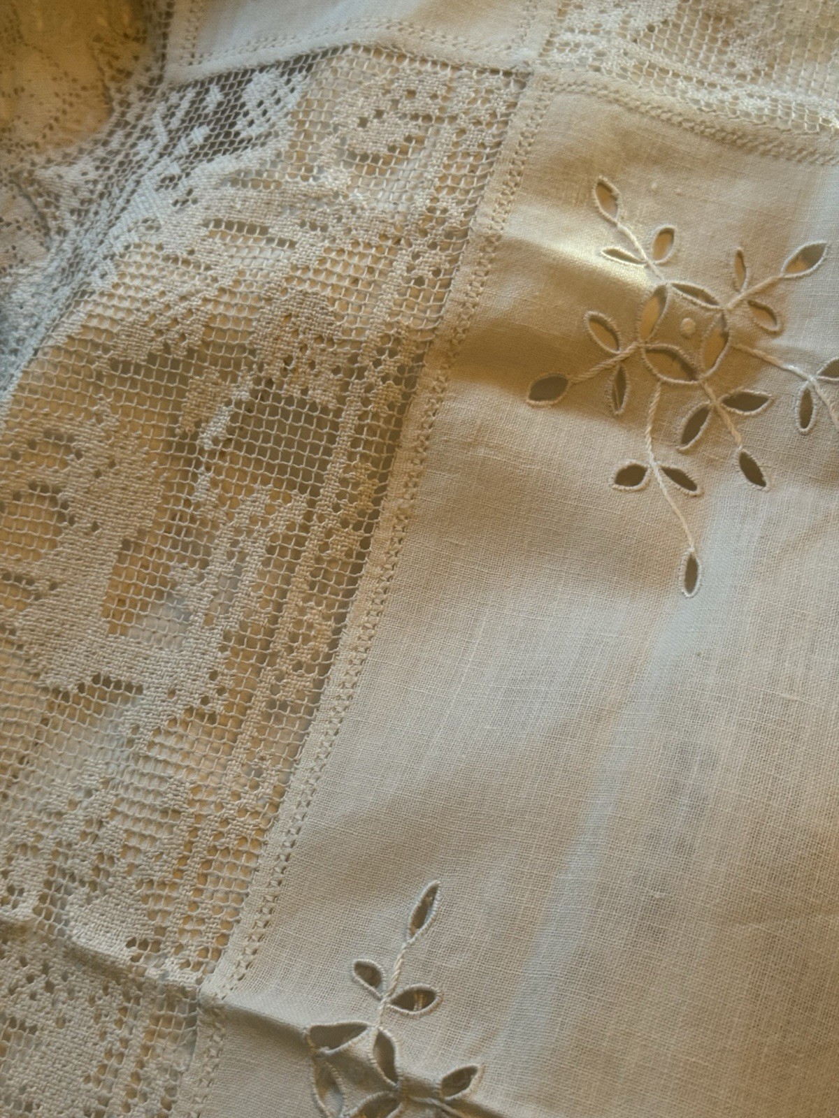 Vintage English Lace & Enbroidery Tea Cloth