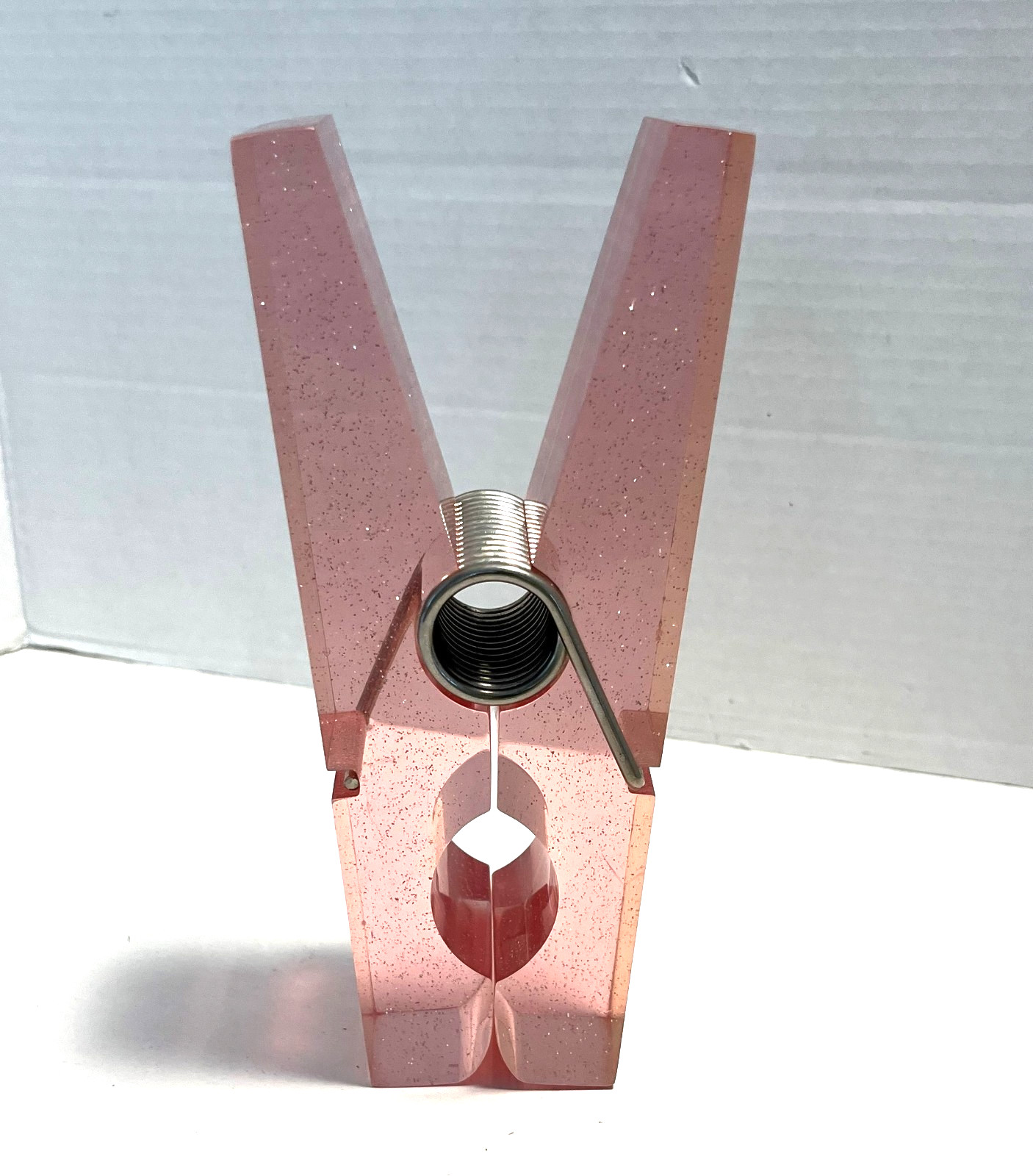 Vtg Mcm Retro Pink Sparkle Acrylic Lucite Giant Clothespin Clip Paperweight 7.5 Vtg Mcm Retro Pink Sparkle Acrylic Lucite Giant Clothespin Clip Paperweight 7.5