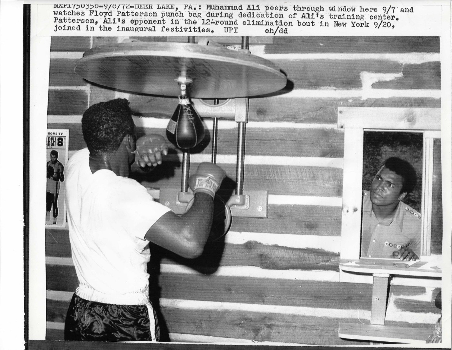 Muhammad Ali SPIES ON Floyd Patterson Vintage 1972 press UPI 8x10 photo Muhammad Ali SPIES ON Floyd Patterson Vintage 1972 press UPI 8x10 photo