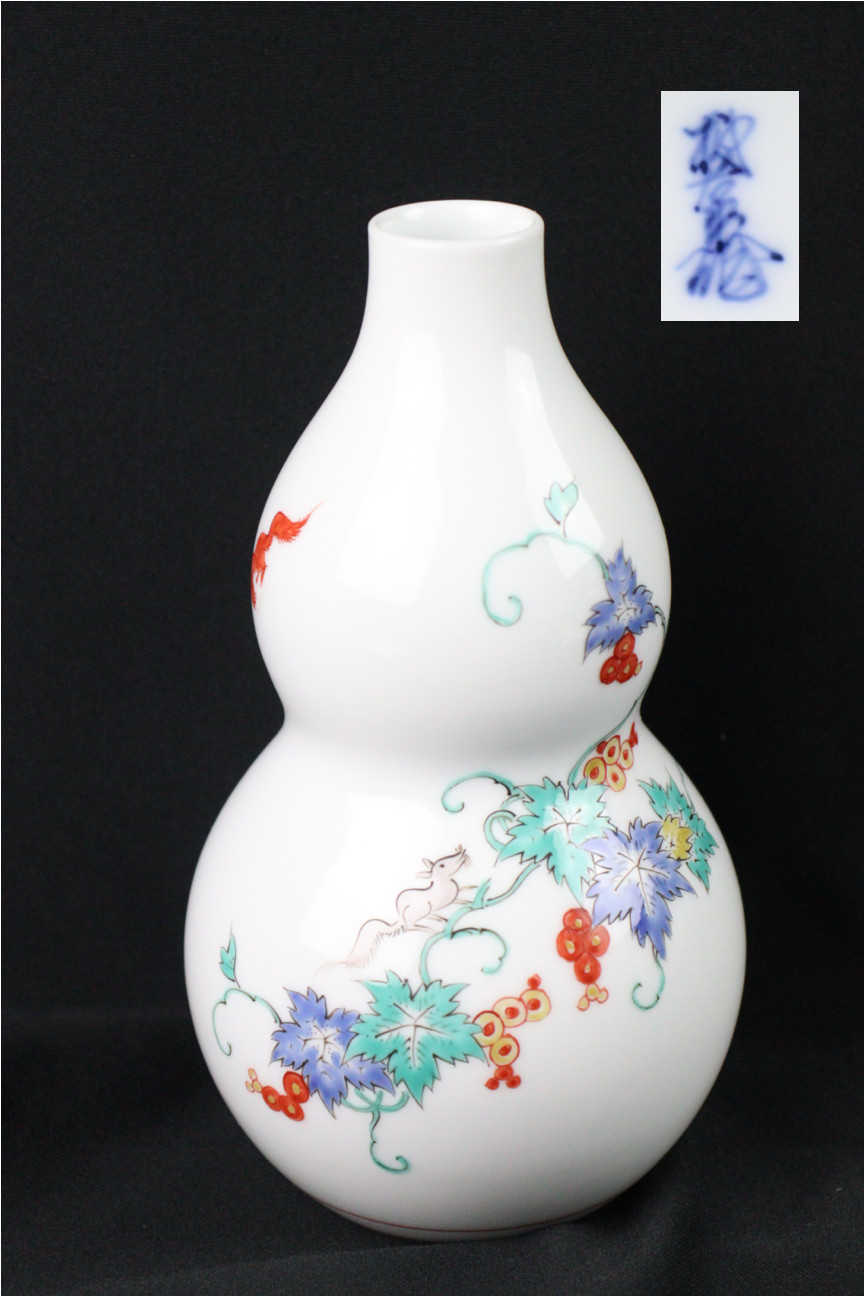 Japanese Kakiemon 12 /13 handprinted squirrel grape gourd vase HCV26 #30