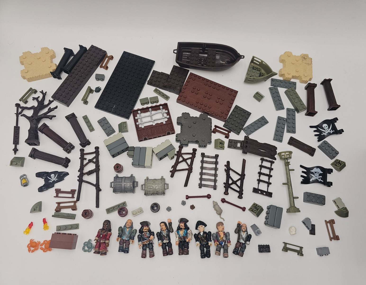 LOT (100) PCS Mega Bloks DISNEY Pirates of the Caribbean PIECES Boat FIGURES + LOT (100) PCS Mega Bloks DISNEY Pirates of the Caribbean PIECES Boat FIGURES +