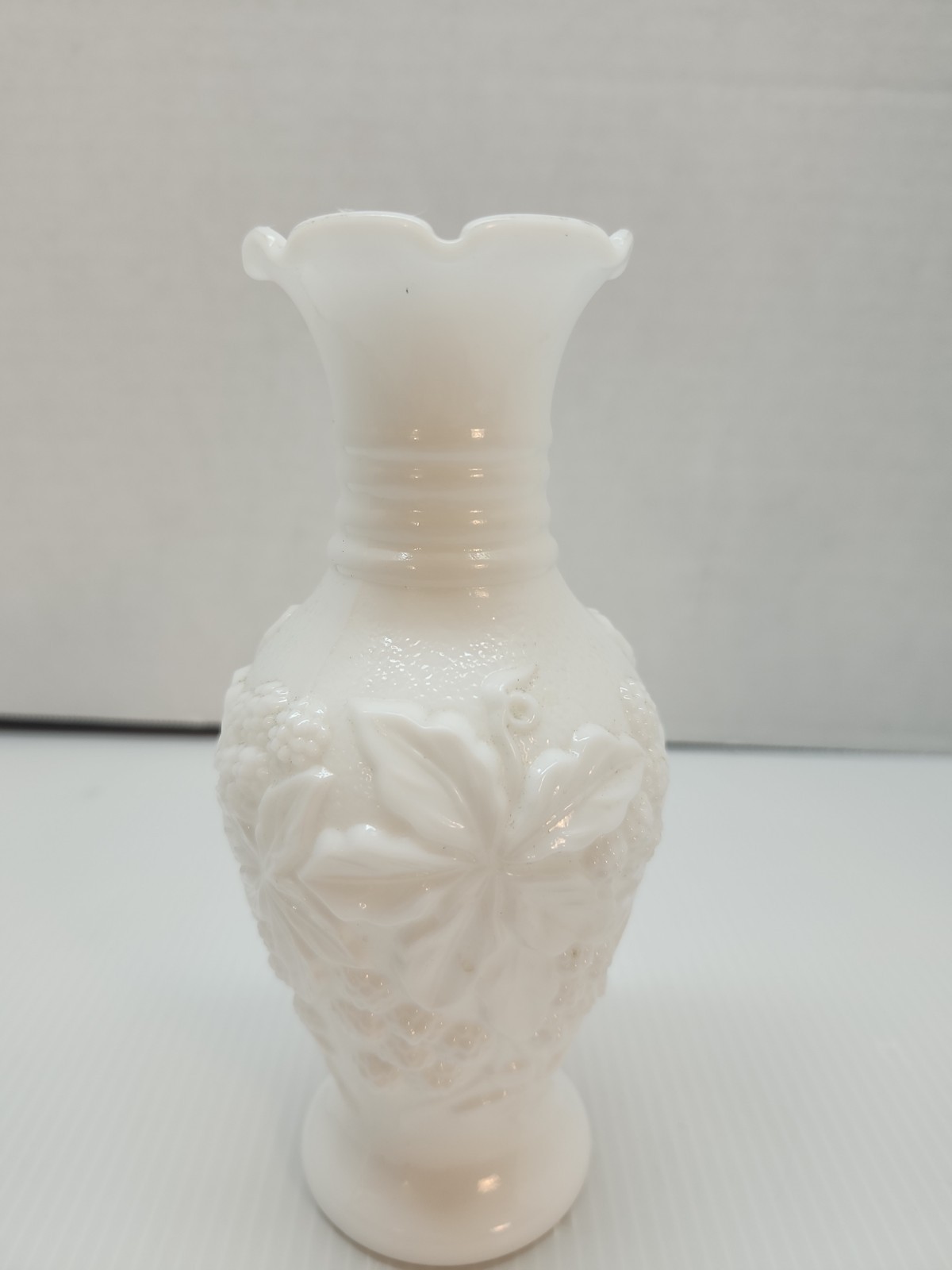 Imperial Glass Vintage Milk Glass Bud Vase Loganberry Scalloped Edges WEDDING