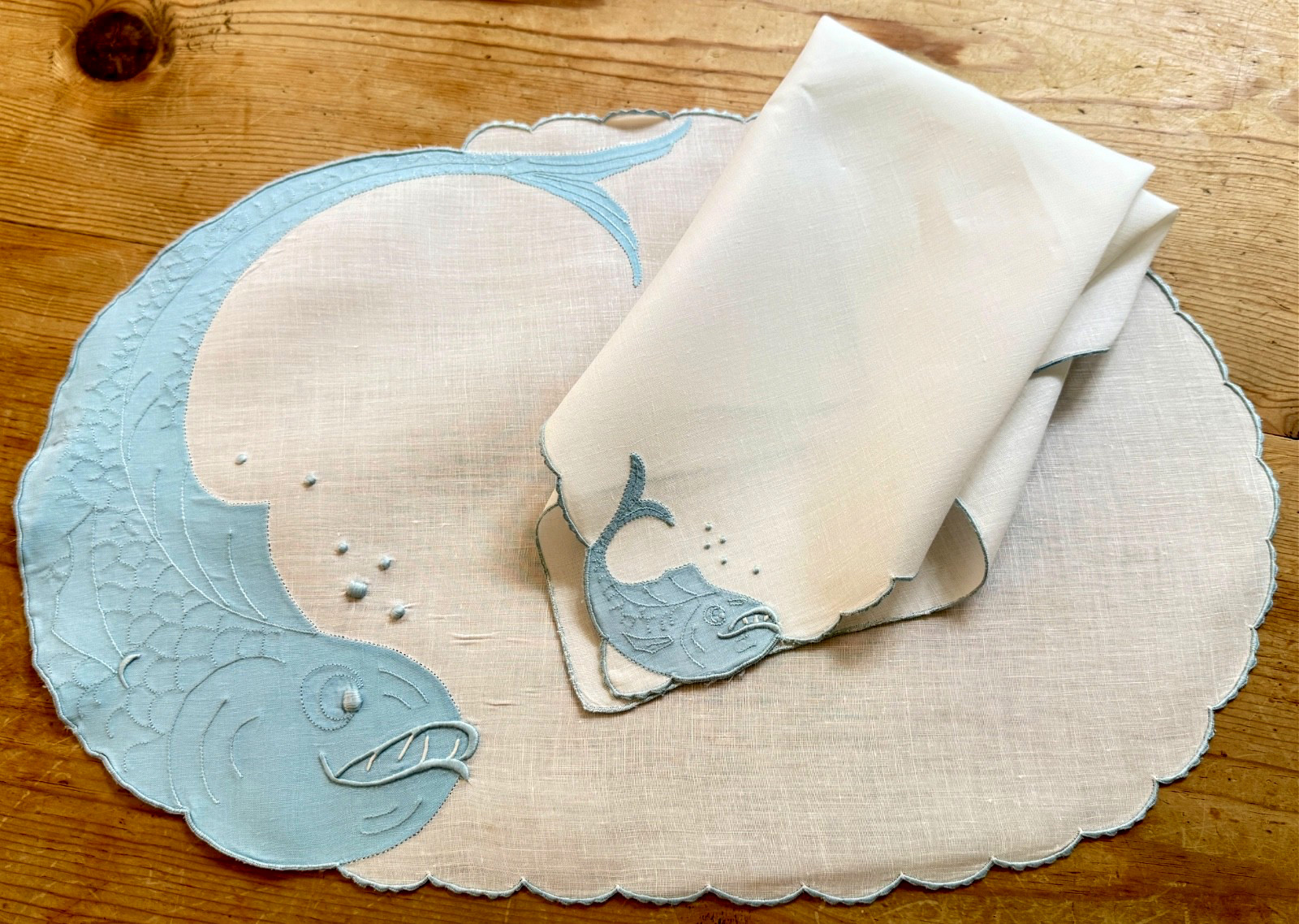 Vintage Estate Linens: Embroidered Madeira Sculpted Fish 16 pc Placemat Set B544