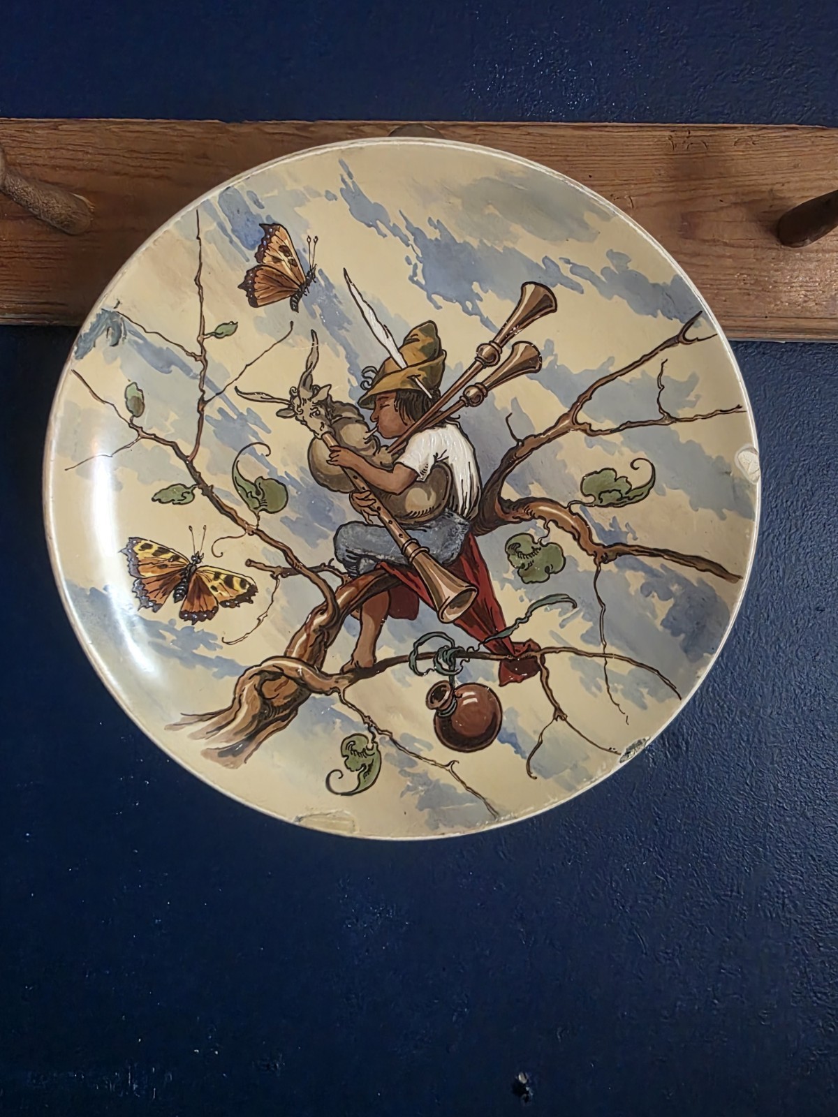 Antique Schütz Cilli Wall Plate – Boy Playing Bagpipes in a Tree c. 1877–1890