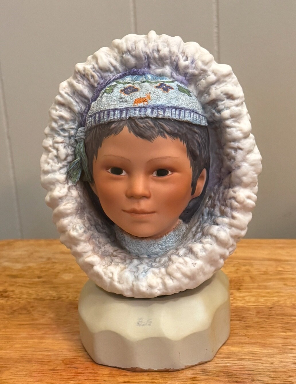 Cybis Eskimo boy bust / \