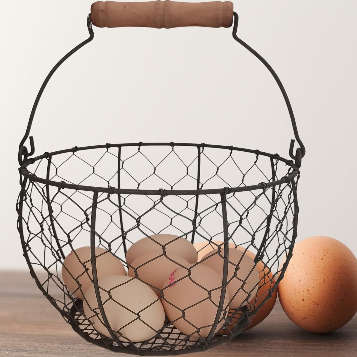 Farmhouse Wire Egg Basket for Gathering Fresh Eggs with Handle, round Metal Egg Farmhouse Wire Egg Basket for Gathering Fresh Eggs with Handle, round Metal Egg