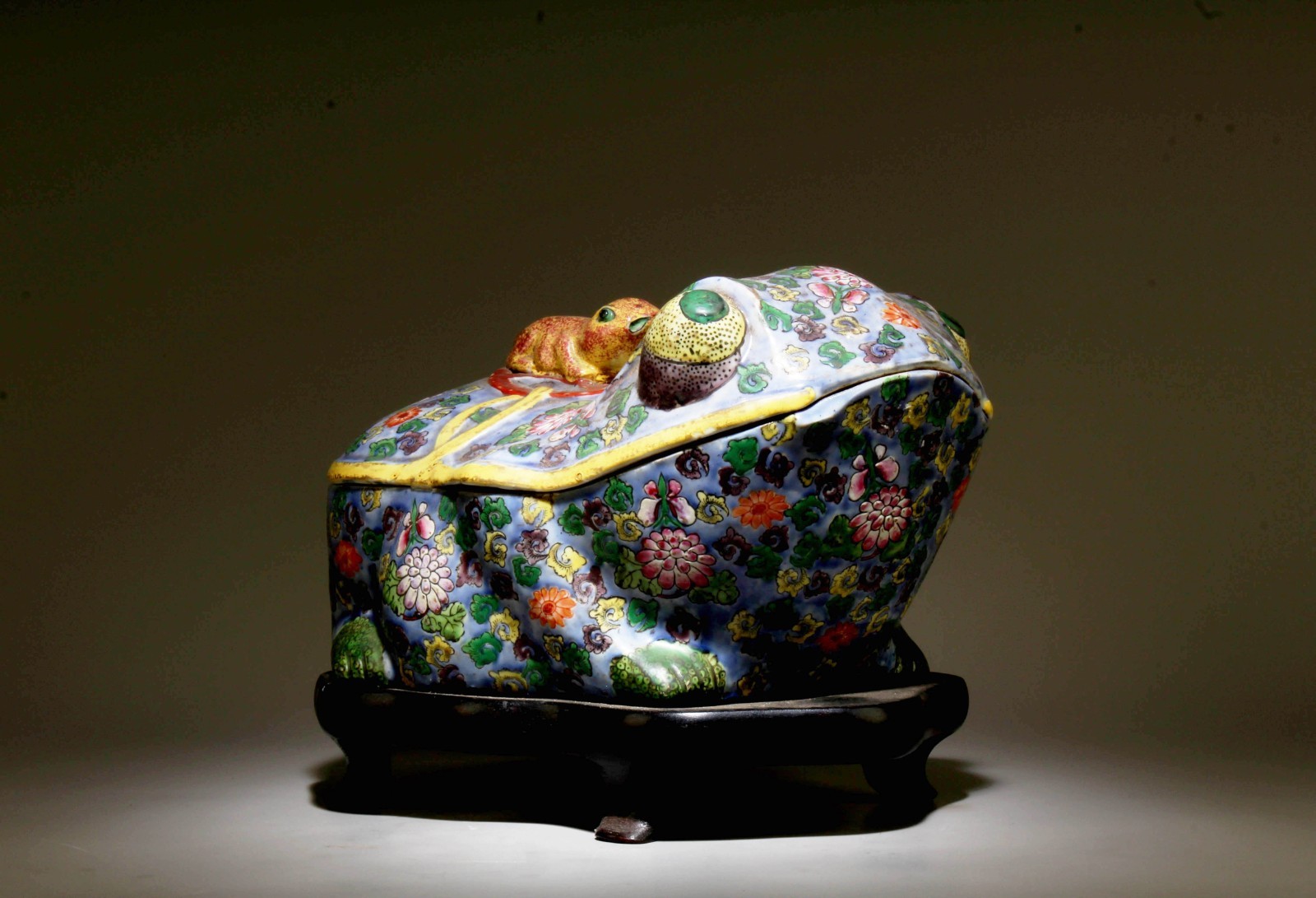 Chinese Porcelain Frog Shaped Container