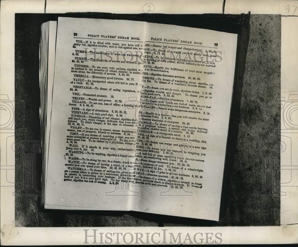 1949 Press Photo Book Purported To Use Dreams To Help Players Win Lottery