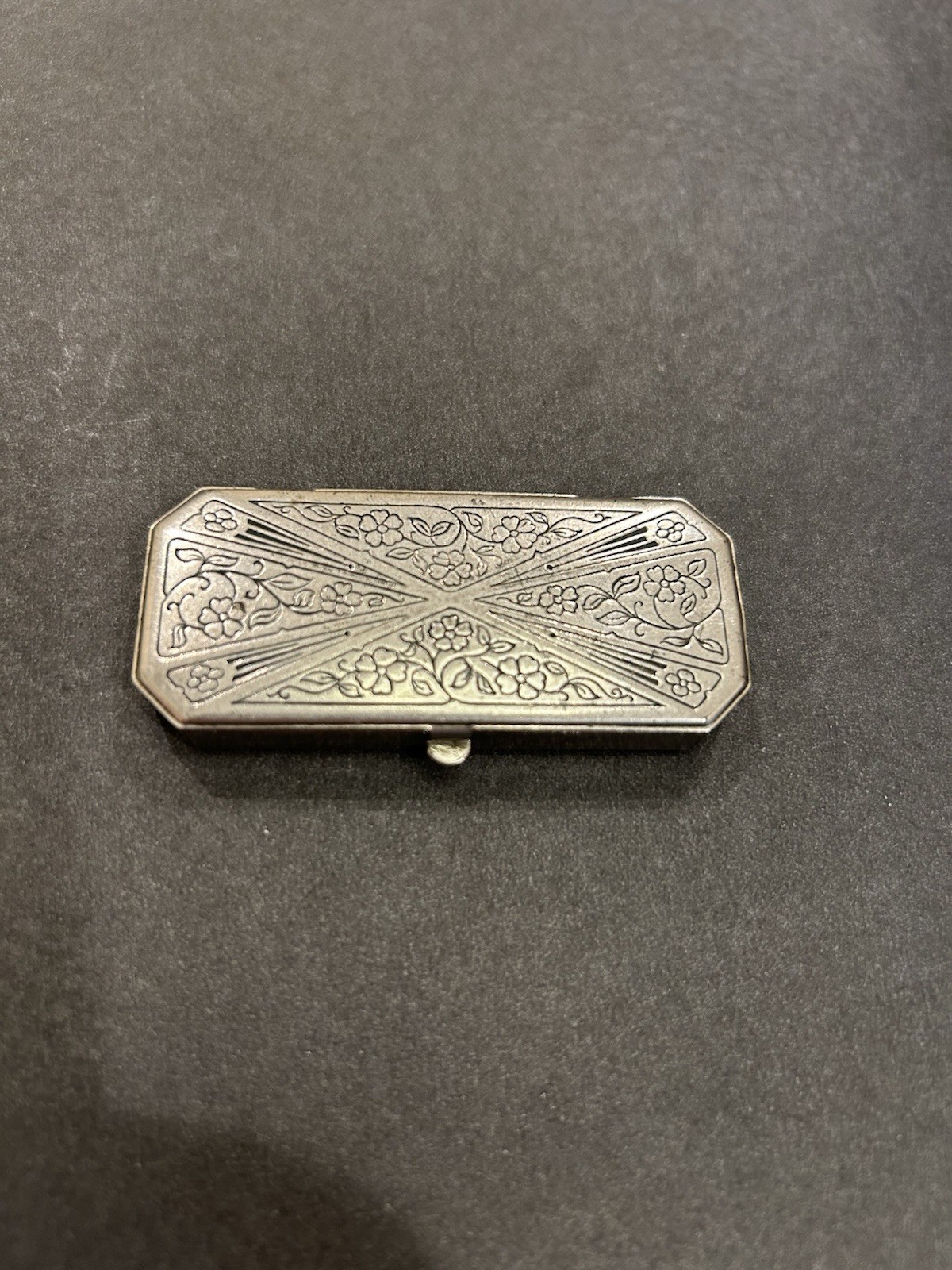 Vintage Doucette Silver Tone Deco Style Small Hinged Tin Make-Up Vintage Doucette Silver Tone Deco Style Small Hinged Tin Make-Up