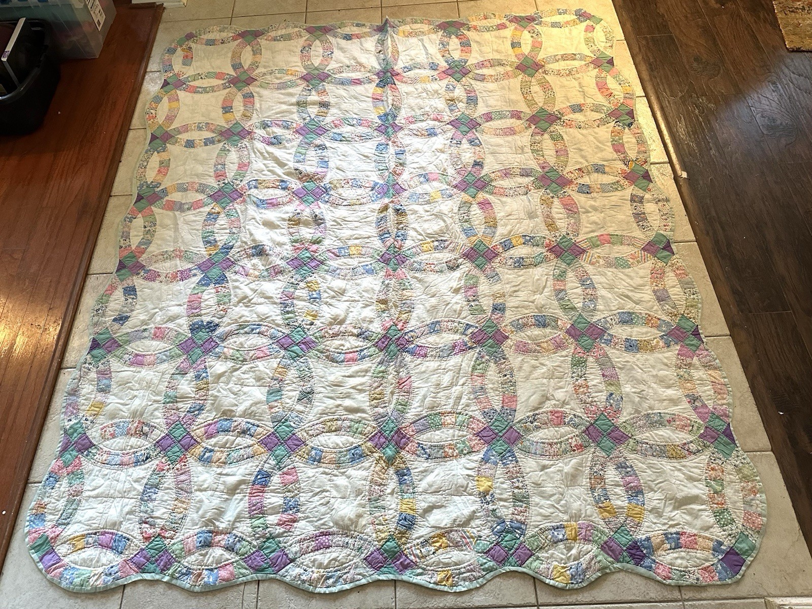 Antique Gorgeous Feed Sack Double Wedding Ring Quilt Hand Stitched 74” x 86”