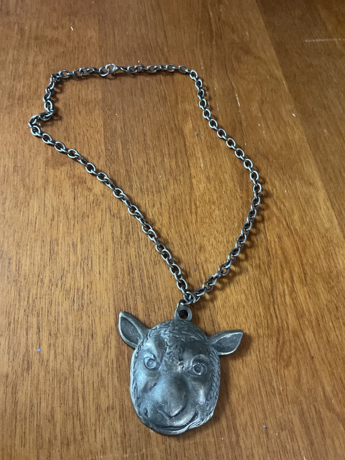 EXTREMELY RARE WWE WYATT FAMILY SHEEP HEAD PENDANT W/ CHAIN 100% AUTHENTIC EXTREMELY RARE WWE WYATT FAMILY SHEEP HEAD PENDANT W/ CHAIN 100% AUTHENTIC