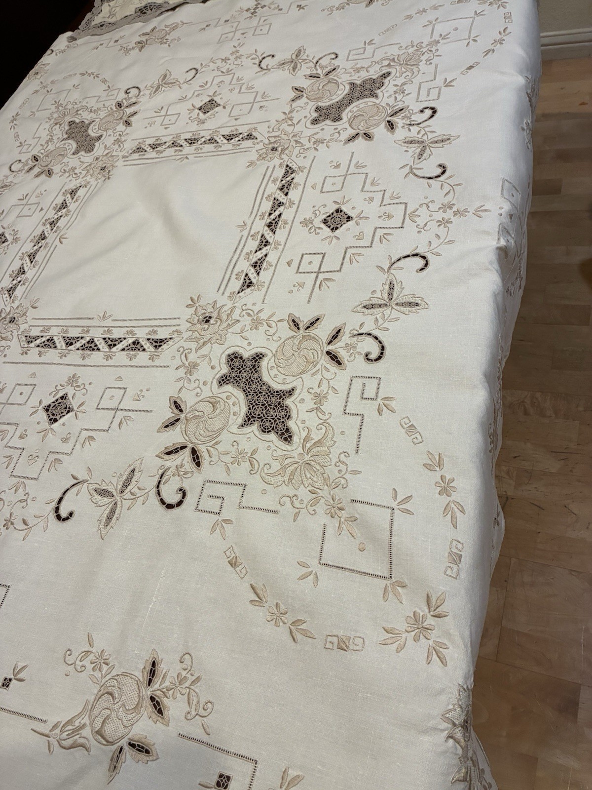 Vtg Madeira Cutwork Linen Tablecloth 6 Napkins Pristine Hand Embroidered 48x50
