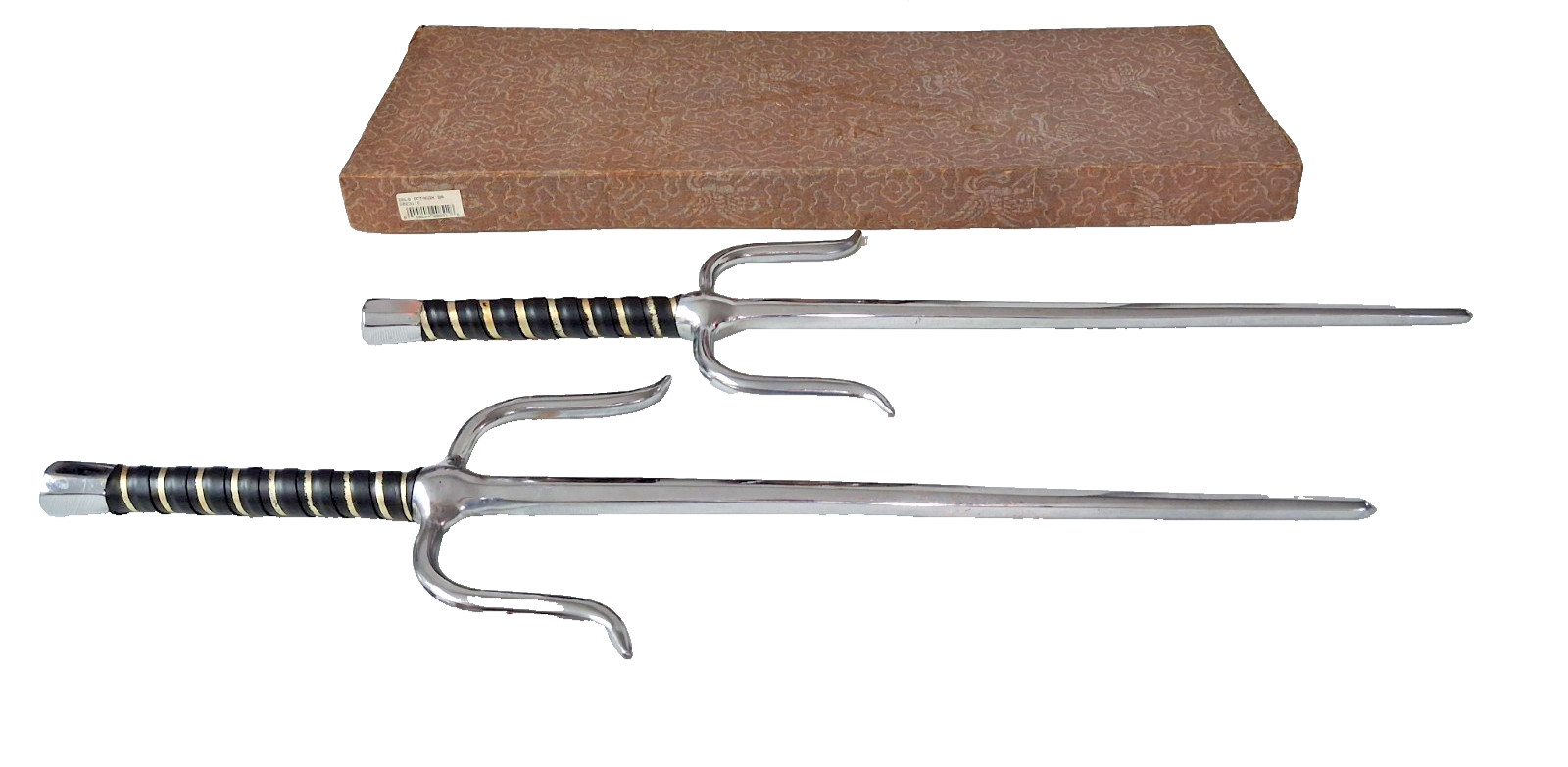 Pair of Xena Warrior Princess Style Fantasy Swords Heavy Metal Display Prop w/Bx Pair of Xena Warrior Princess Style Fantasy Swords Heavy Metal Display Prop w/Bx